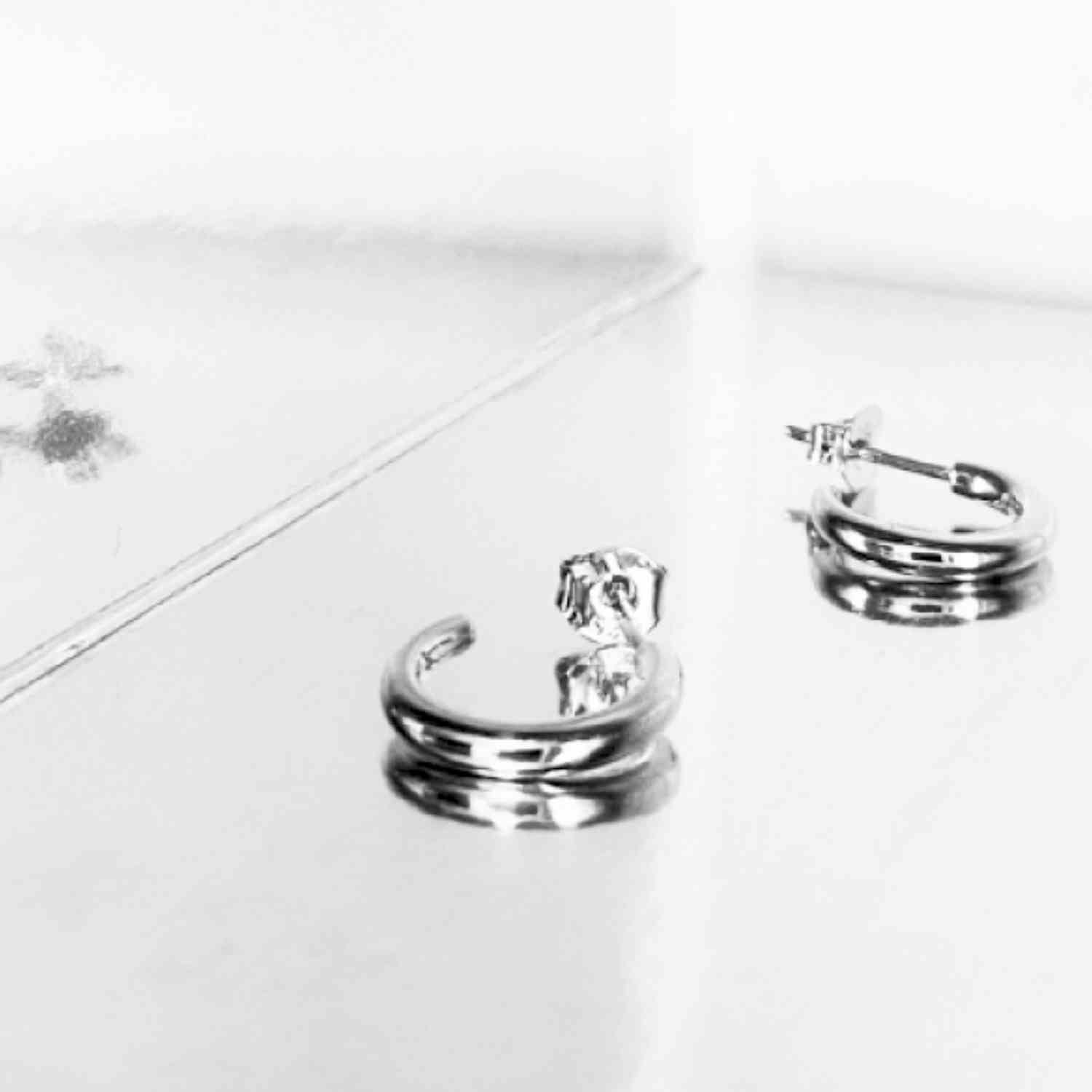 EVELYNE-M SMILODON | Thorn Small - Stud Huggie Creole - Silver