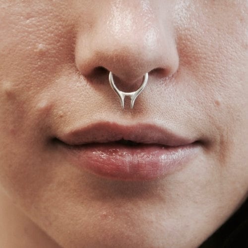 EVELYNE-M SMILODON | Vertical - Nose Cuff - Silver
