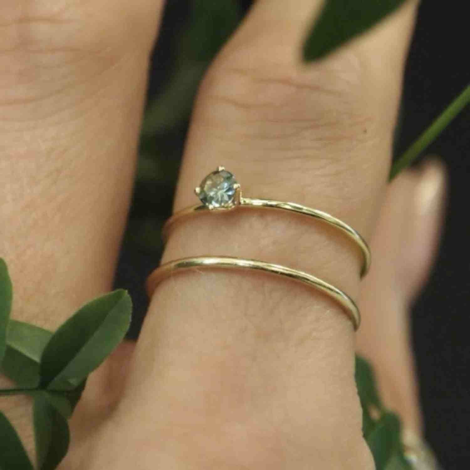 EVELYNE-M SOLITAIRE | BlueGreen Sapphire (S) - Ring - 18 Karat Gold