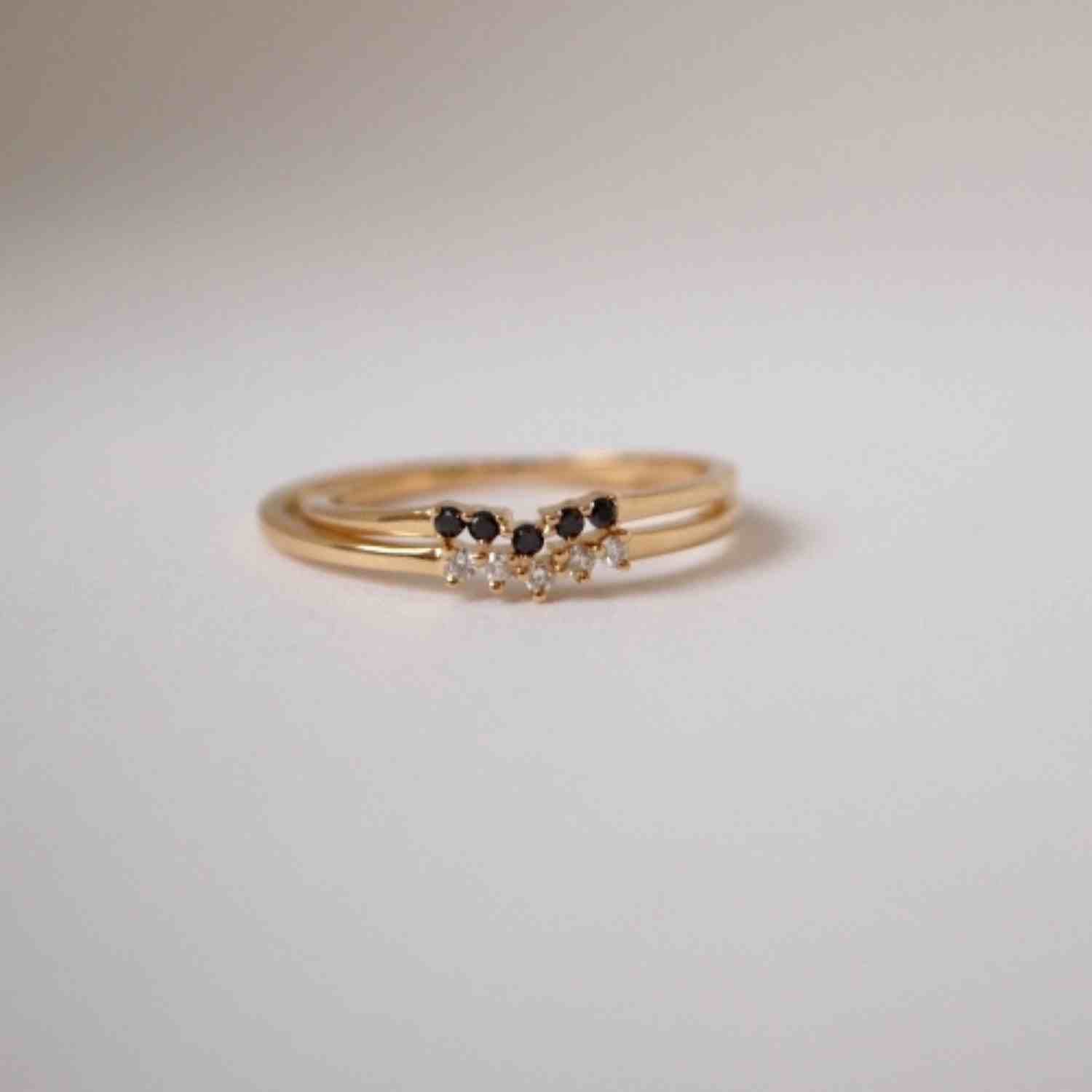 EVELYNE-M SOLITAIRE | Diamond Black Curva - Ring - 18 Karat Gold