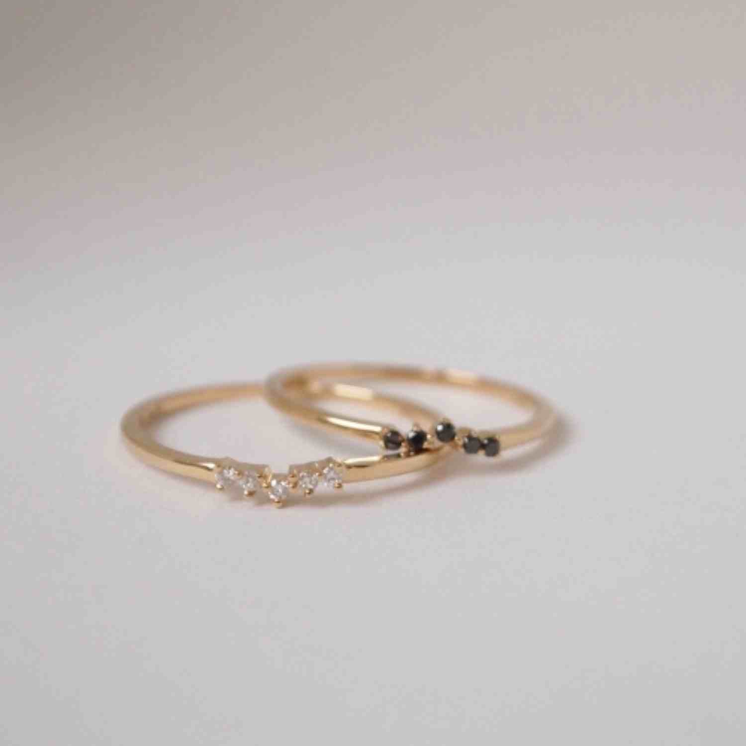 EVELYNE-M SOLITAIRE | Diamond Black Curva - Ring - 18 Karat Gold