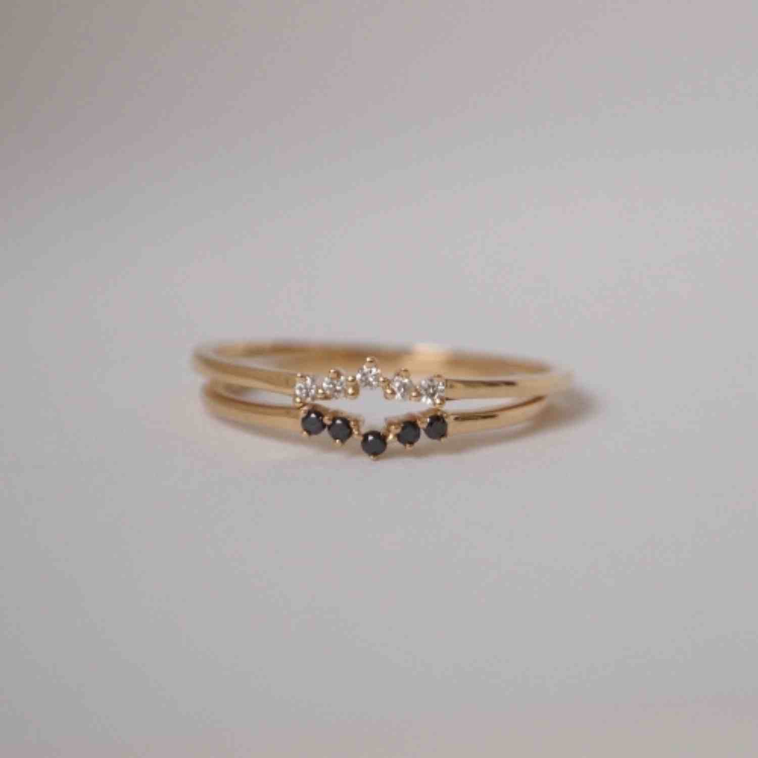 EVELYNE-M SOLITAIRE | Diamond Black Curva - Ring - 18 Karat Gold