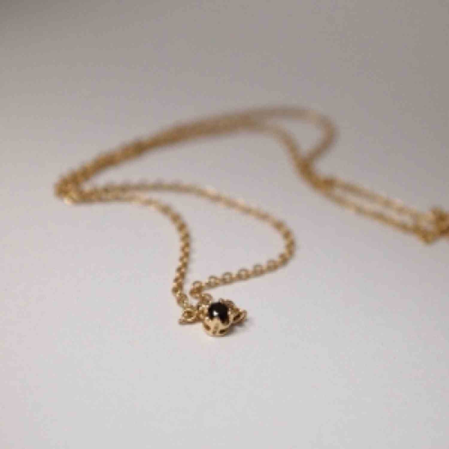 EVELYNE-M 40-45cm SOLITAIRE | Diamond Black - Necklace - 18 Karat Gold