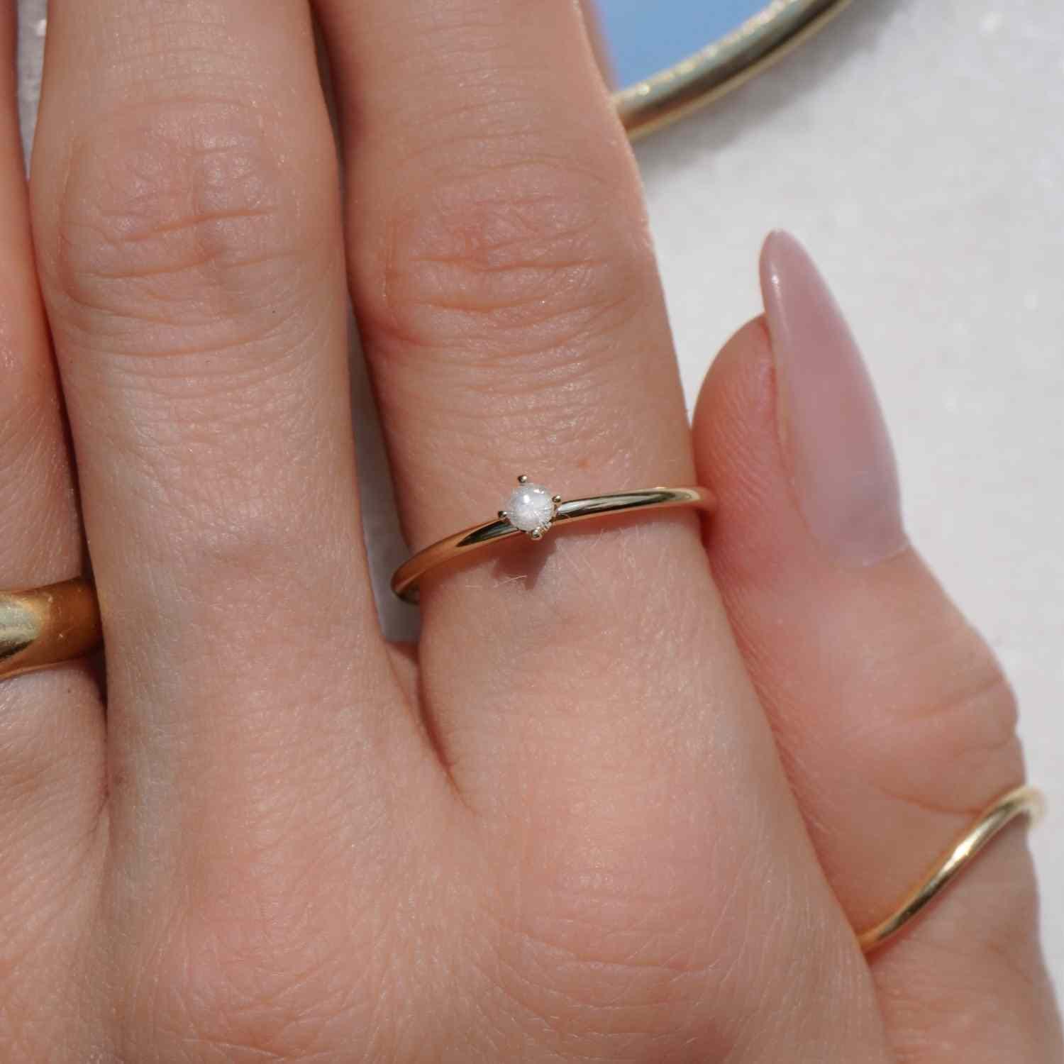 EVELYNE-M SOLITAIRE | Diamond Milky White (S) - Ring - 18 Karat Gold (LIMITED EDITION)