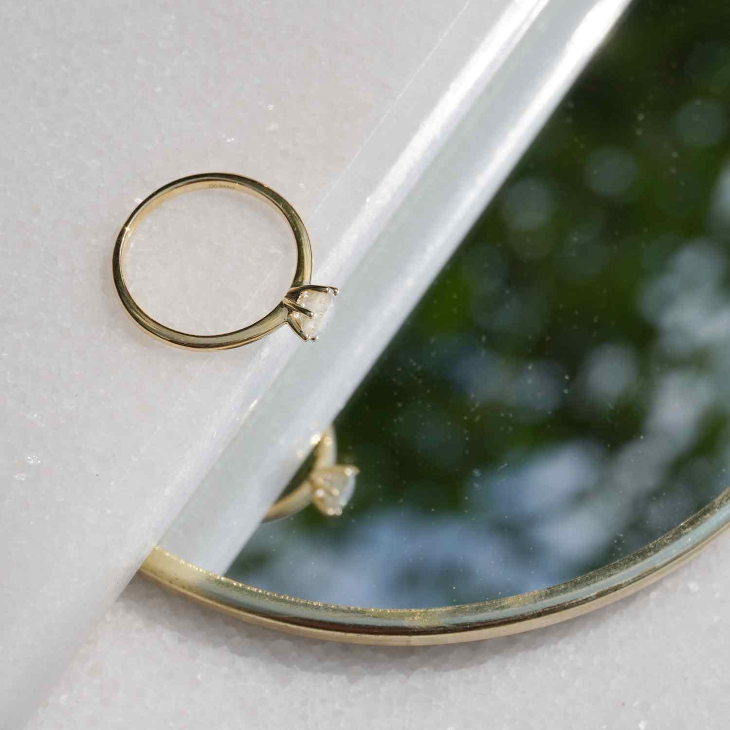 EVELYNE-M 52 SOLITAIRE | Milky White Galaxy Diamond - Ring - 18 Karat Gold (ONE OF A KIND)