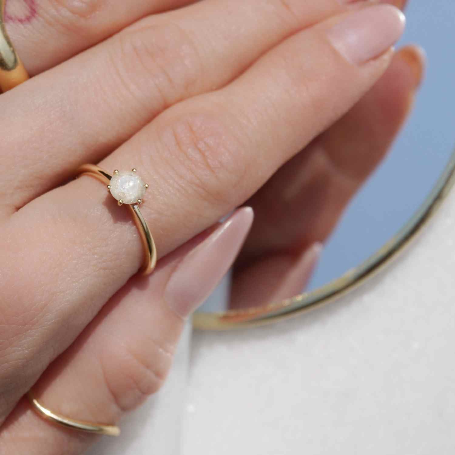 EVELYNE-M 52 SOLITAIRE | Milky White Galaxy Diamond - Ring - 18 Karat Gold (ONE OF A KIND)