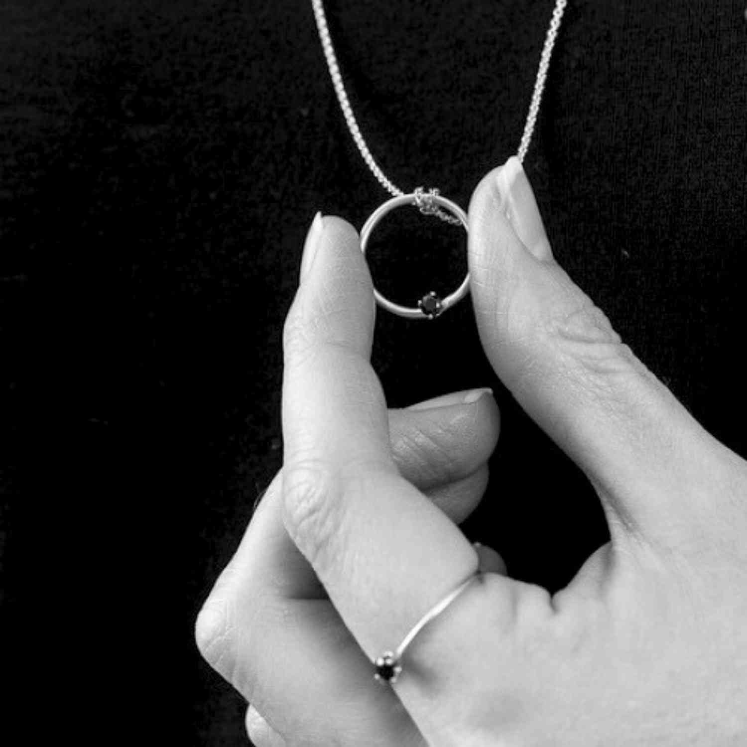 EVELYNE-M SOLITAIRE | Peridot Orbit - Necklace - Silver