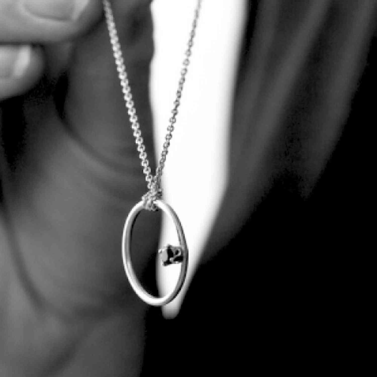 EVELYNE-M SOLITAIRE | Peridot Orbit - Necklace - Silver