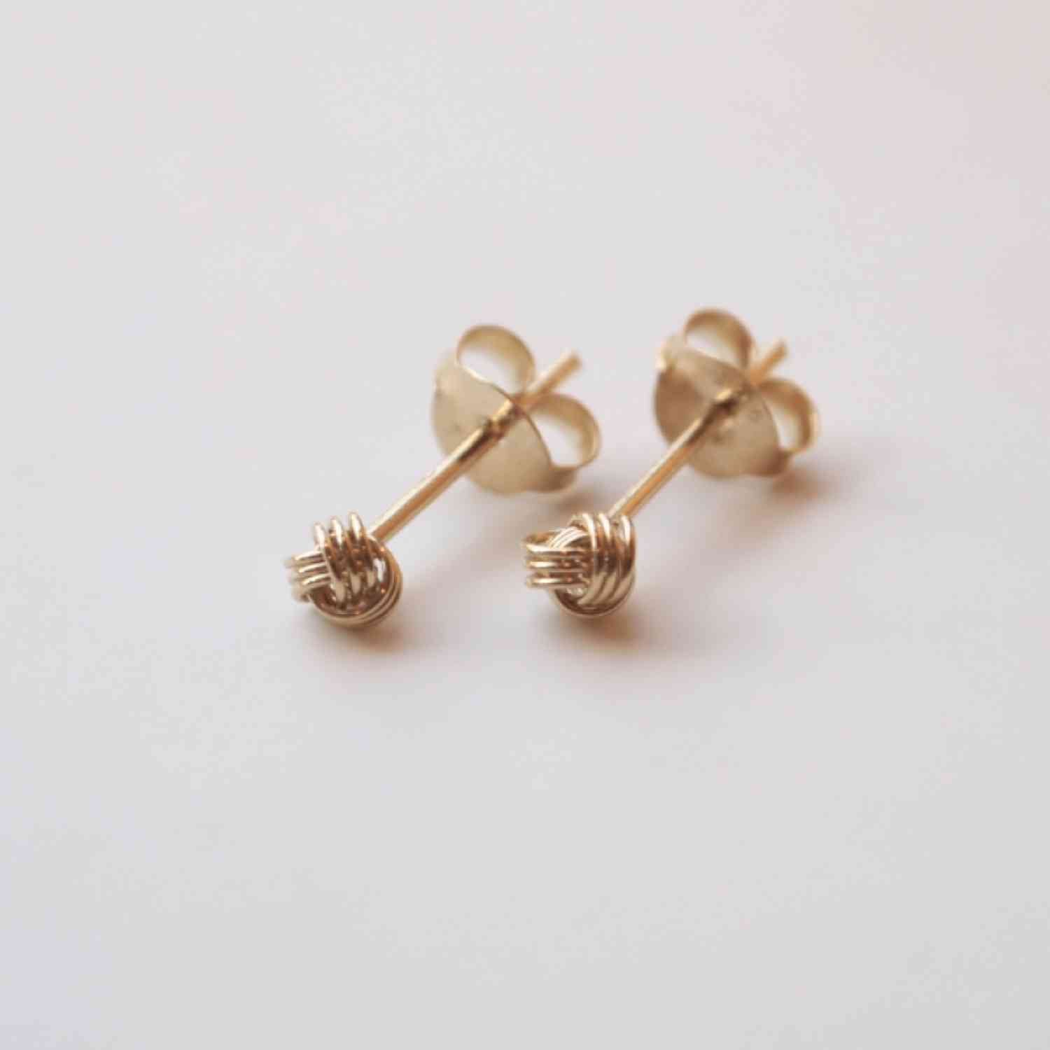 EVELYNE-M SOPHIE | forget me not knot (S) - Stud Earring - Gold