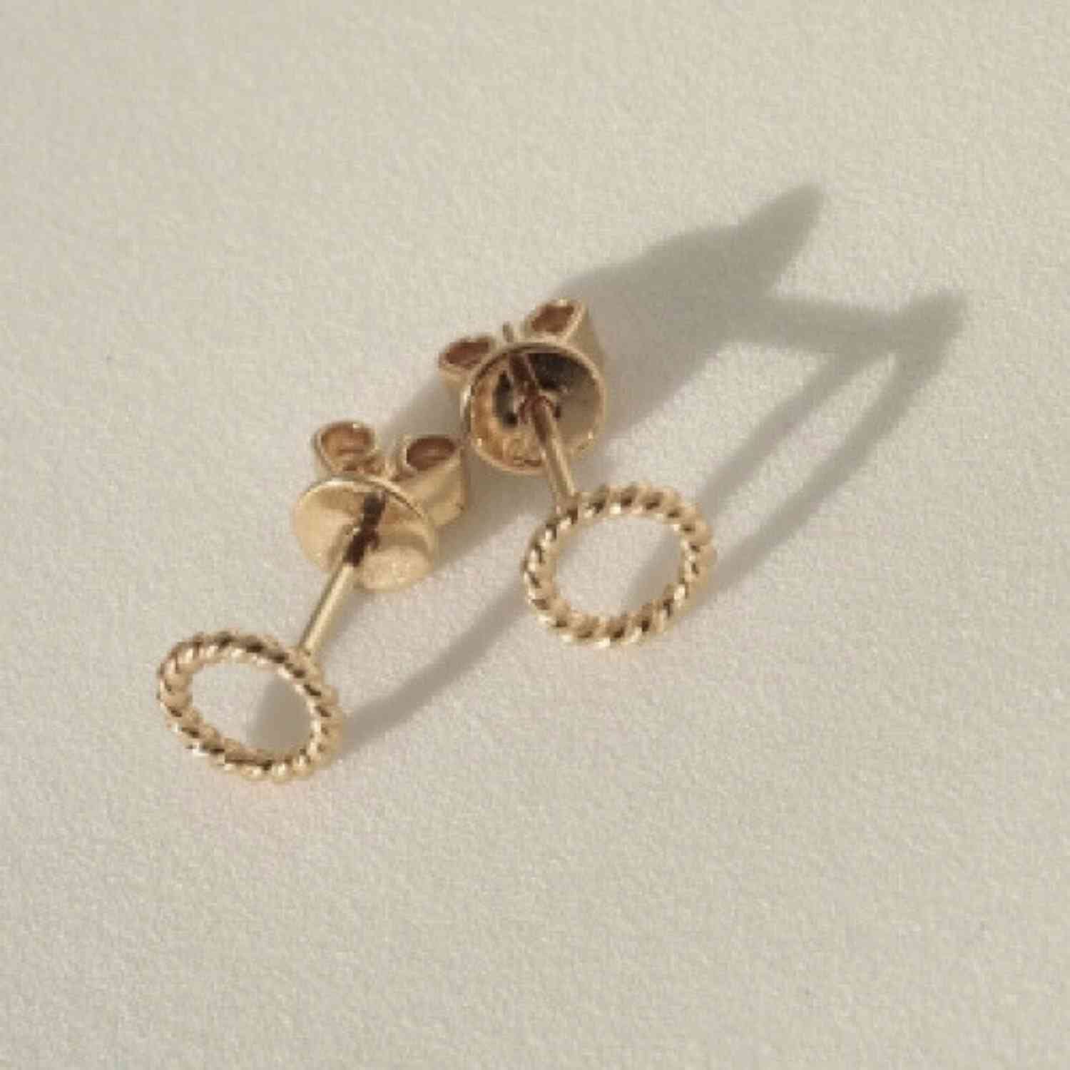 EVELYNE-M SOPHIE | Twist Circle - Stud Earring - Gold