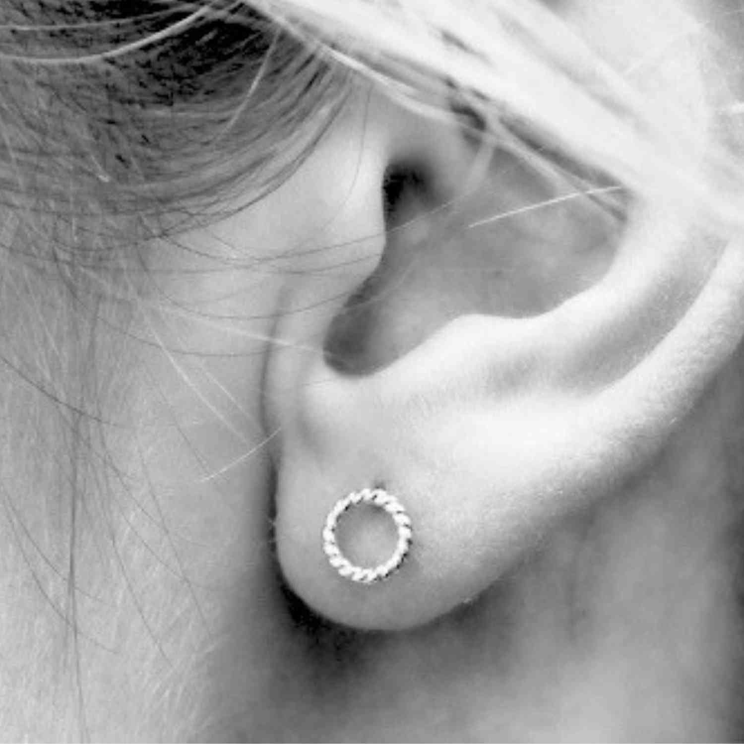 EVELYNE-M SOPHIE | Twist Circle - Stud Earring - Gold