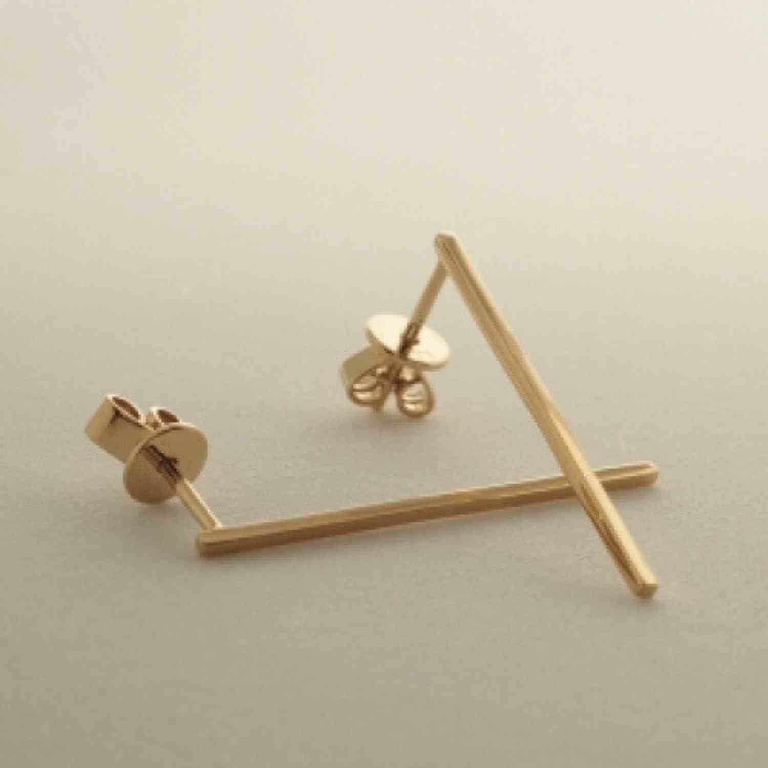 EVELYNE-M STRIPES&JOIST | Bar L - Stud Earring - Gold