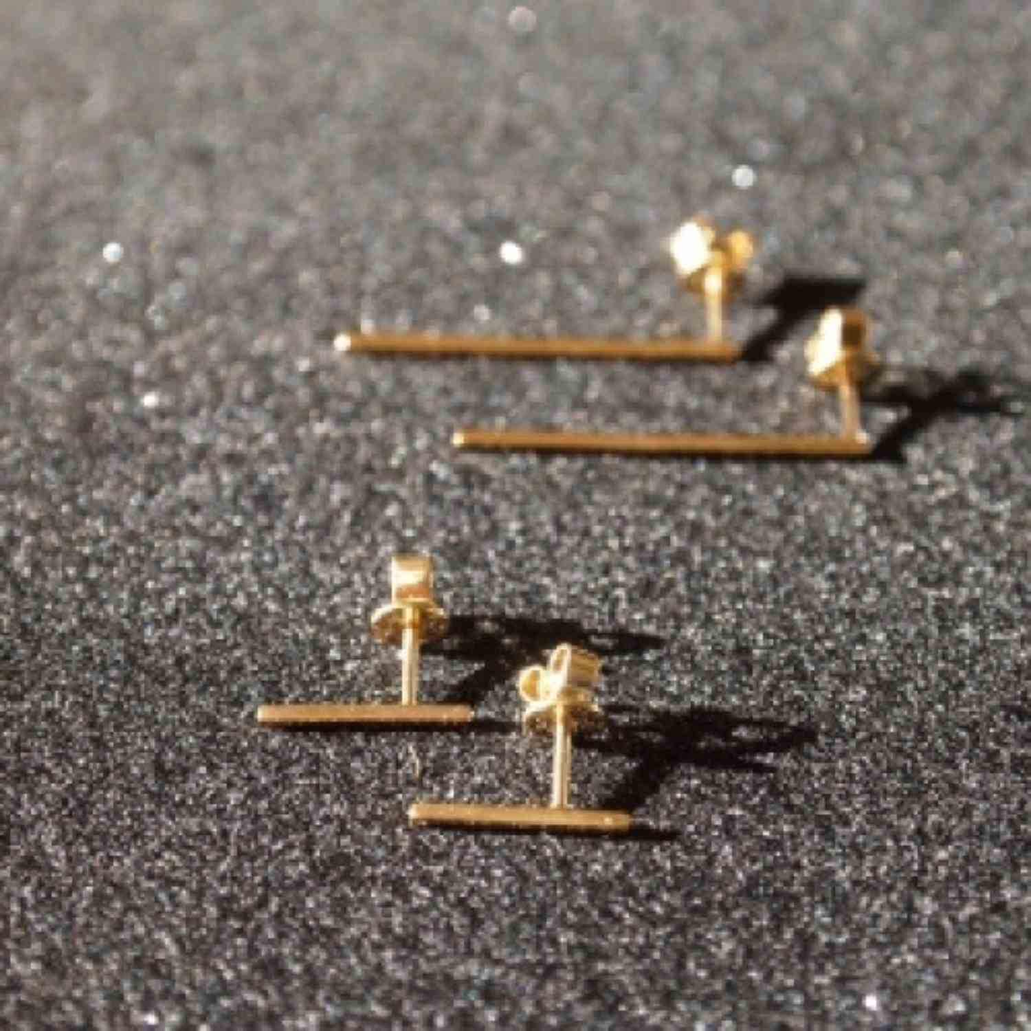 EVELYNE-M STRIPES&JOIST | Bar L - Stud Earring - Gold