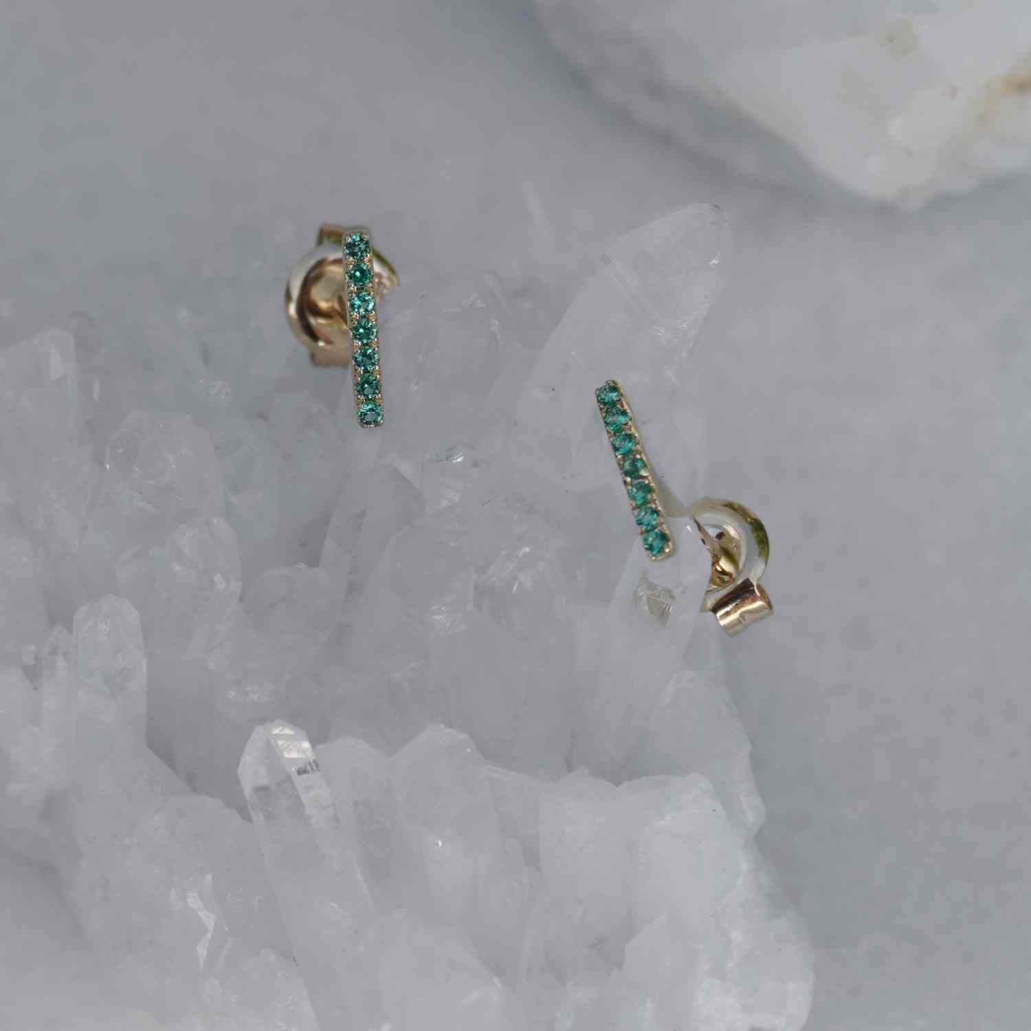EVELYNE-M STRIPES&JOIST | Bar Seven Emerald - Stud Earring - 18 Karat Gold