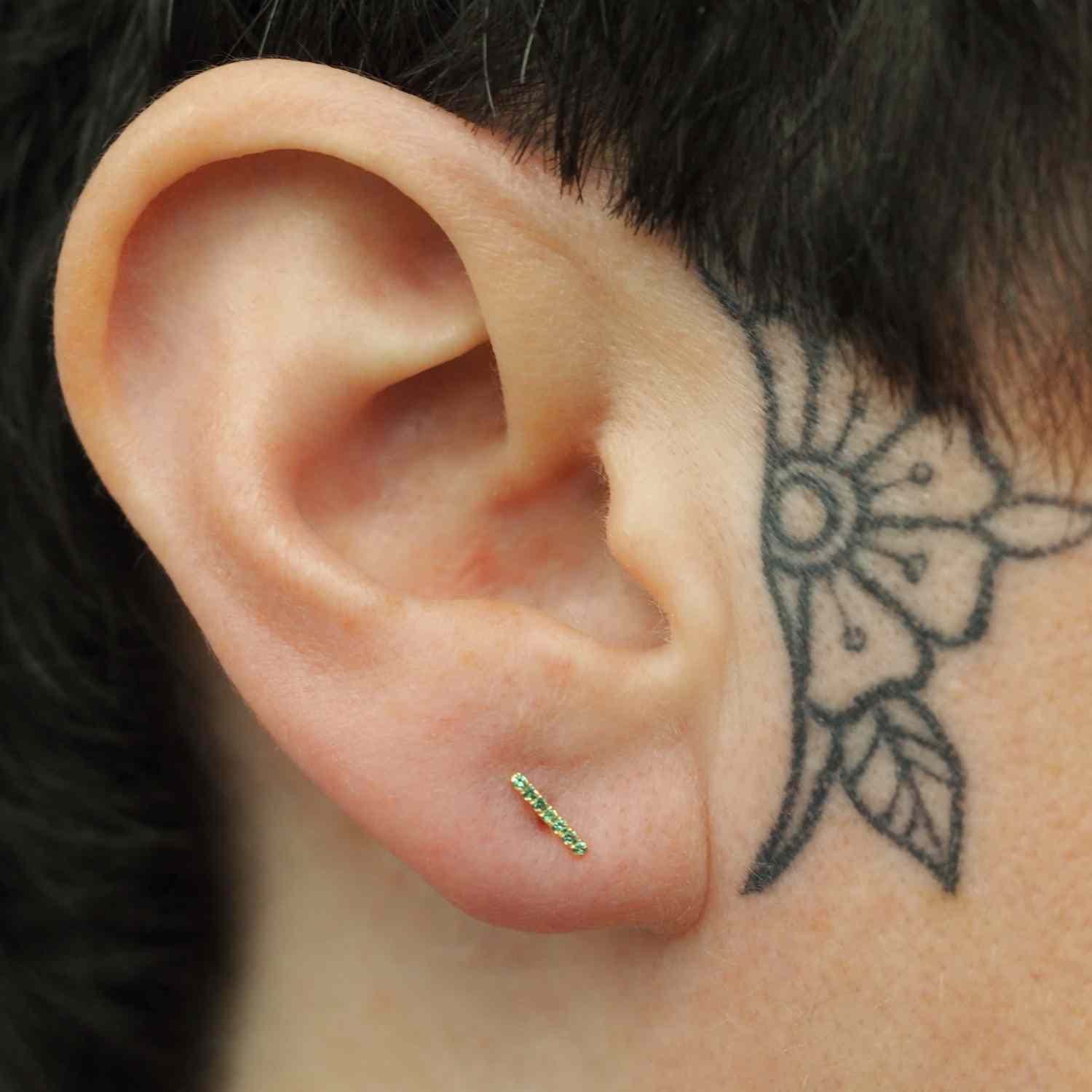 EVELYNE-M STRIPES&JOIST | Bar Seven Emerald - Stud Earring - 18 Karat Gold