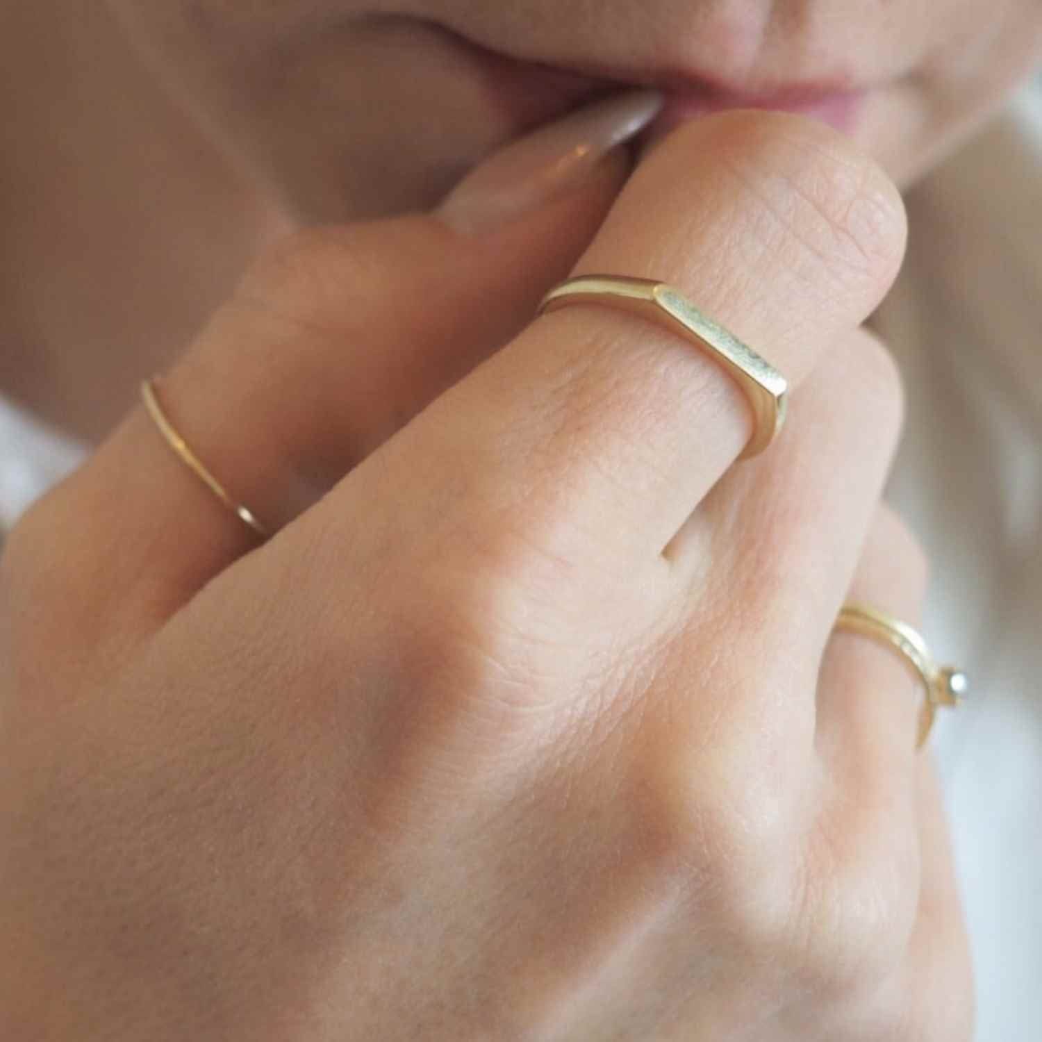 EVELYNE-M STRIPES&JOIST | Slim Signet - Ring - 18 Karat Gold
