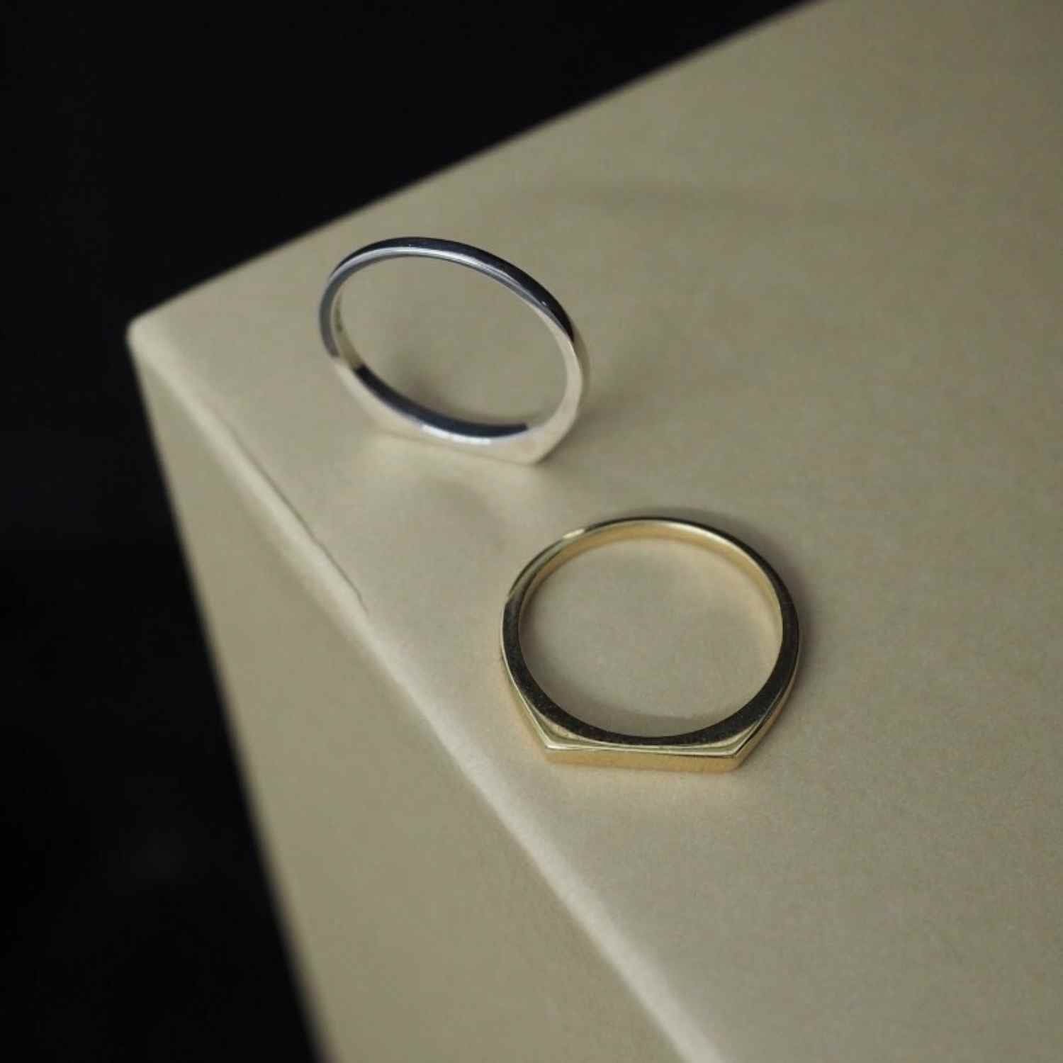 EVELYNE-M STRIPES&JOIST | Slim Signet - Ring - Silver