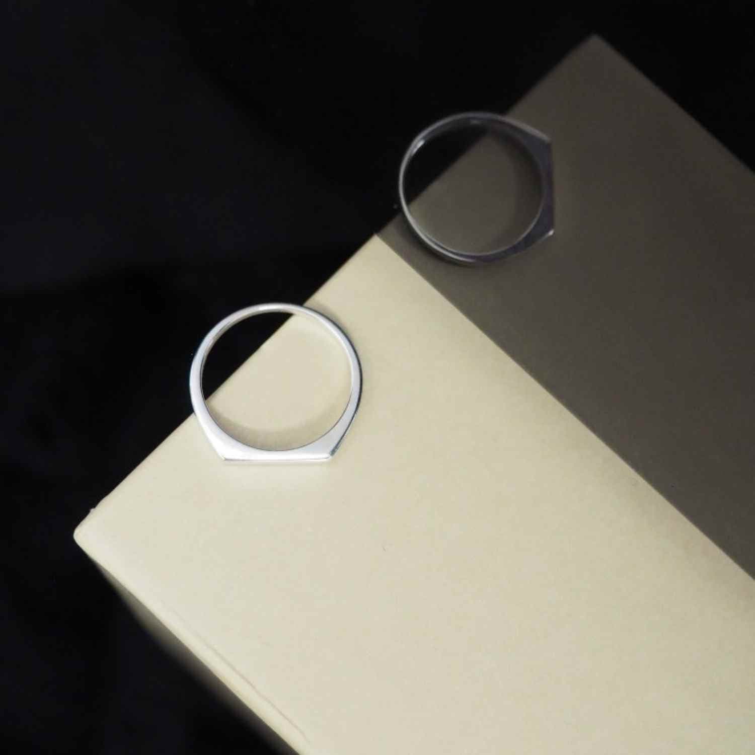EVELYNE-M STRIPES&JOIST | Slim Signet - Ring - Silver