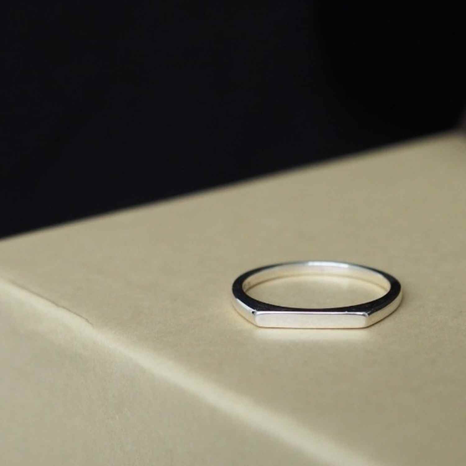 EVELYNE-M STRIPES&JOIST | Slim Signet - Ring - Silver