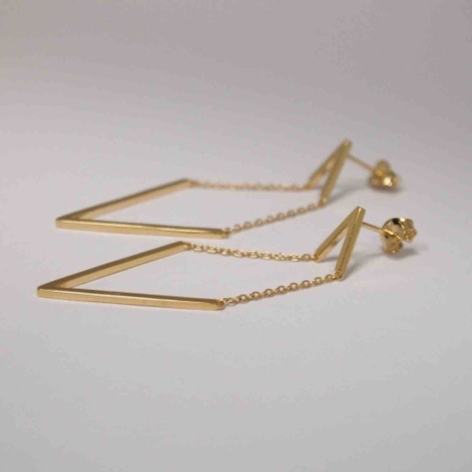 EVELYNE-M TRINITY | V Moving - Stud Earring - Gold