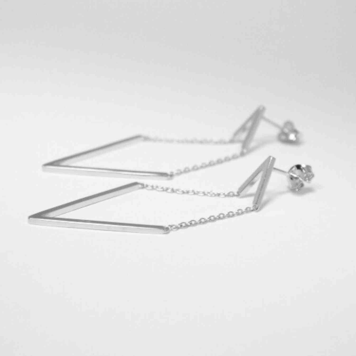 EVELYNE-M TRINITY | V Moving - Stud Earring - Silver