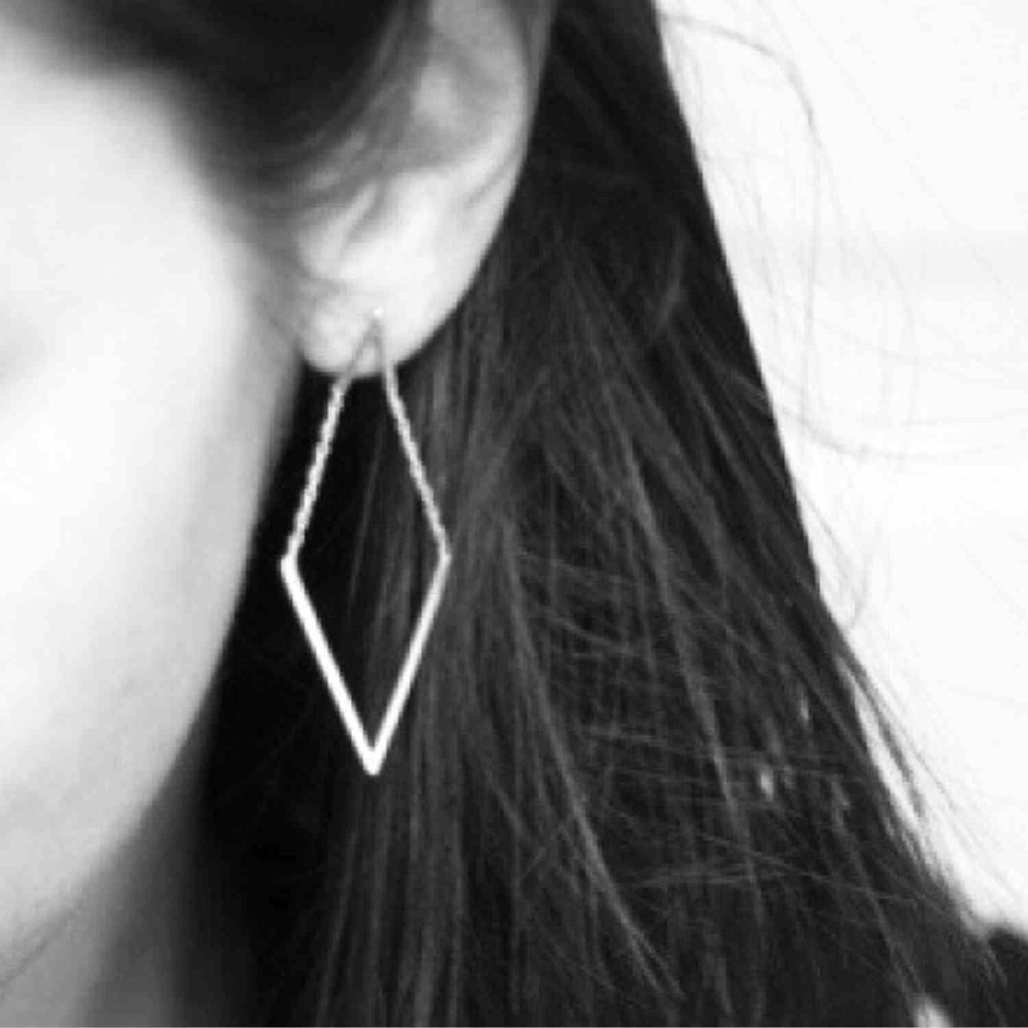 EVELYNE-M TRINITY | V Moving - Stud Earring - Silver