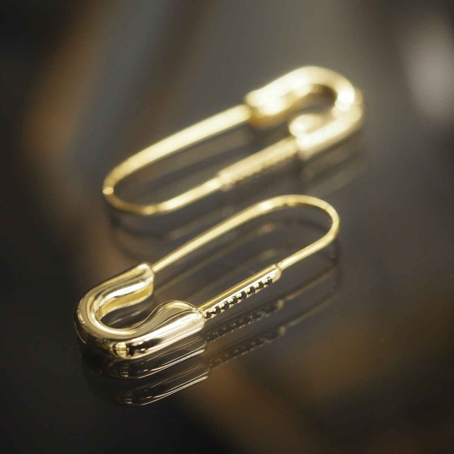 EVELYNE-M ANIMORUM | Black Spinel Safety Pin - Creole Hoop Earring - Gold
