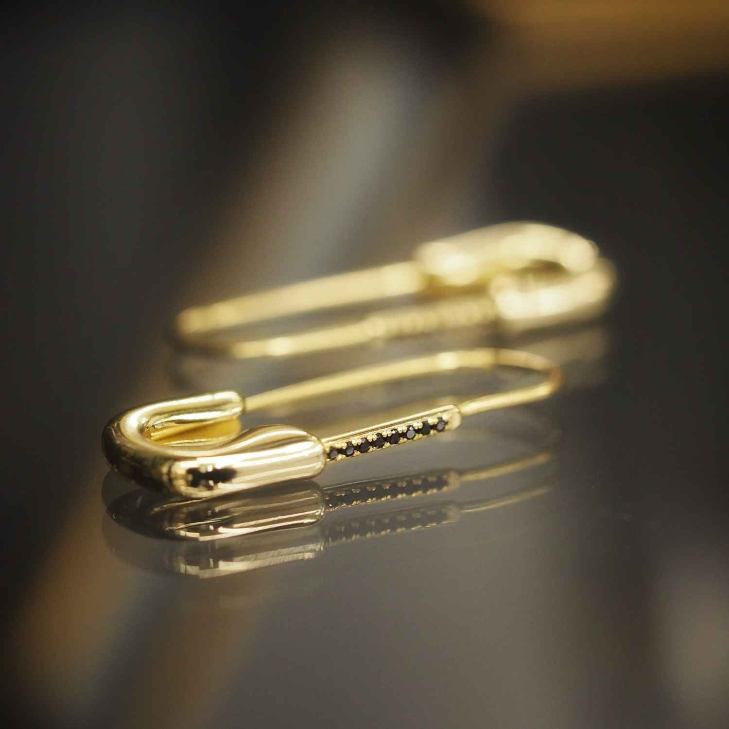 EVELYNE-M ANIMORUM | Black Spinel Safety Pin - Creole Hoop Earring - Gold