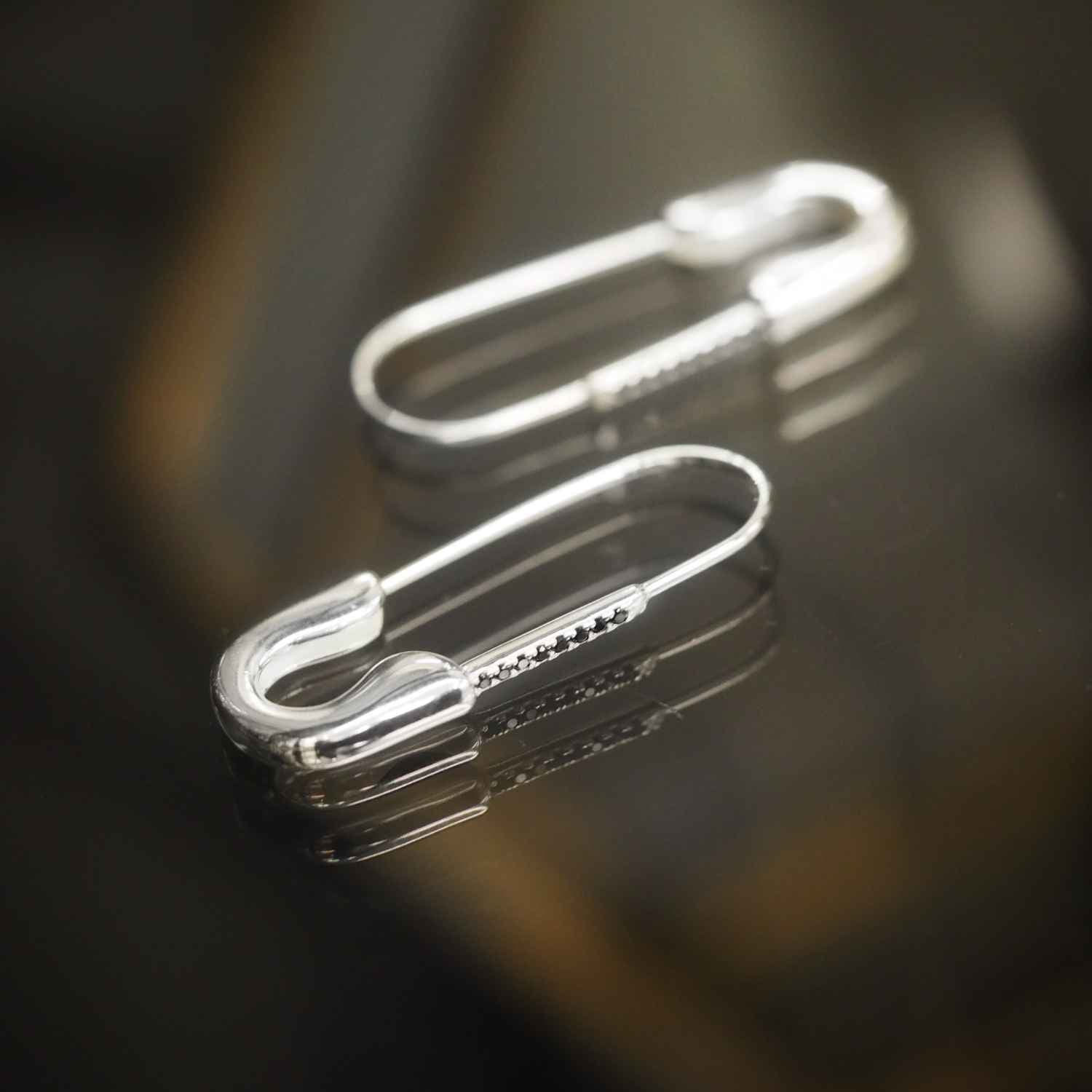 EVELYNE-M ANIMORUM | Black Spinel Safety Pin - Creole Hoop Earring - Silver