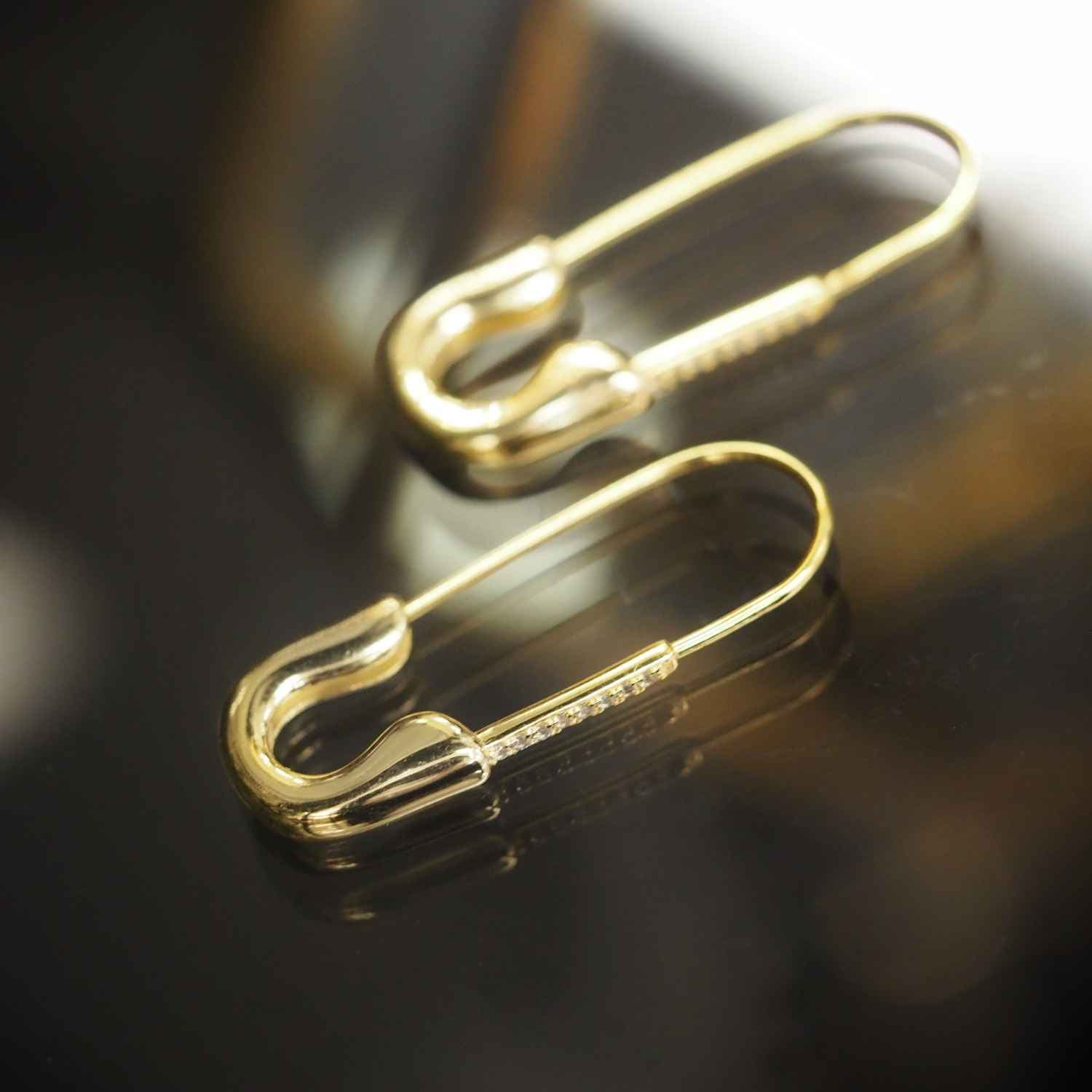 EVELYNE-M ANIMORUM | Green Sapphire Safety Pin - Creole Hoop Earring - Gold
