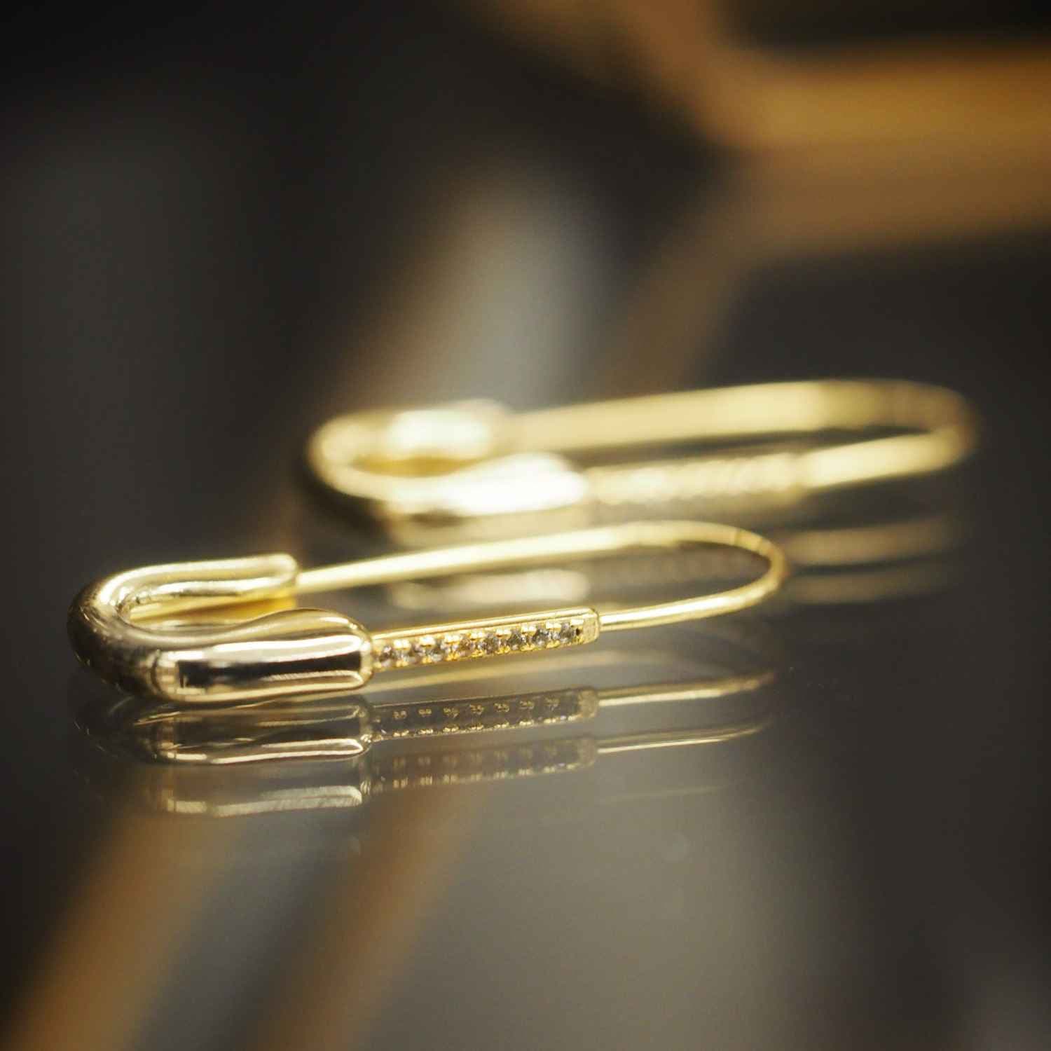 EVELYNE-M ANIMORUM | Green Sapphire Safety Pin - Creole Hoop Earring - Gold