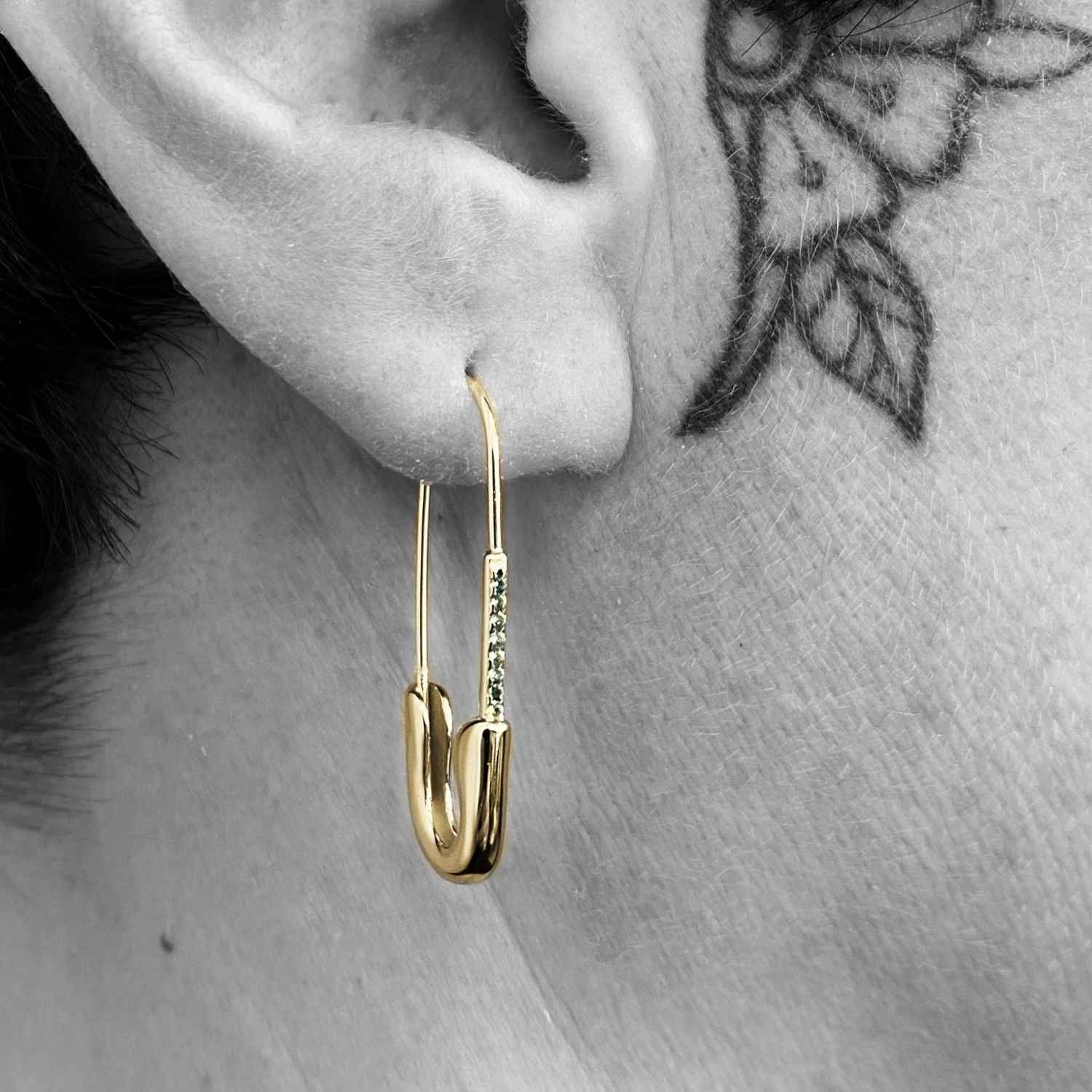 EVELYNE-M ANIMORUM | Green Sapphire Safety Pin - Creole Hoop Earring - Gold