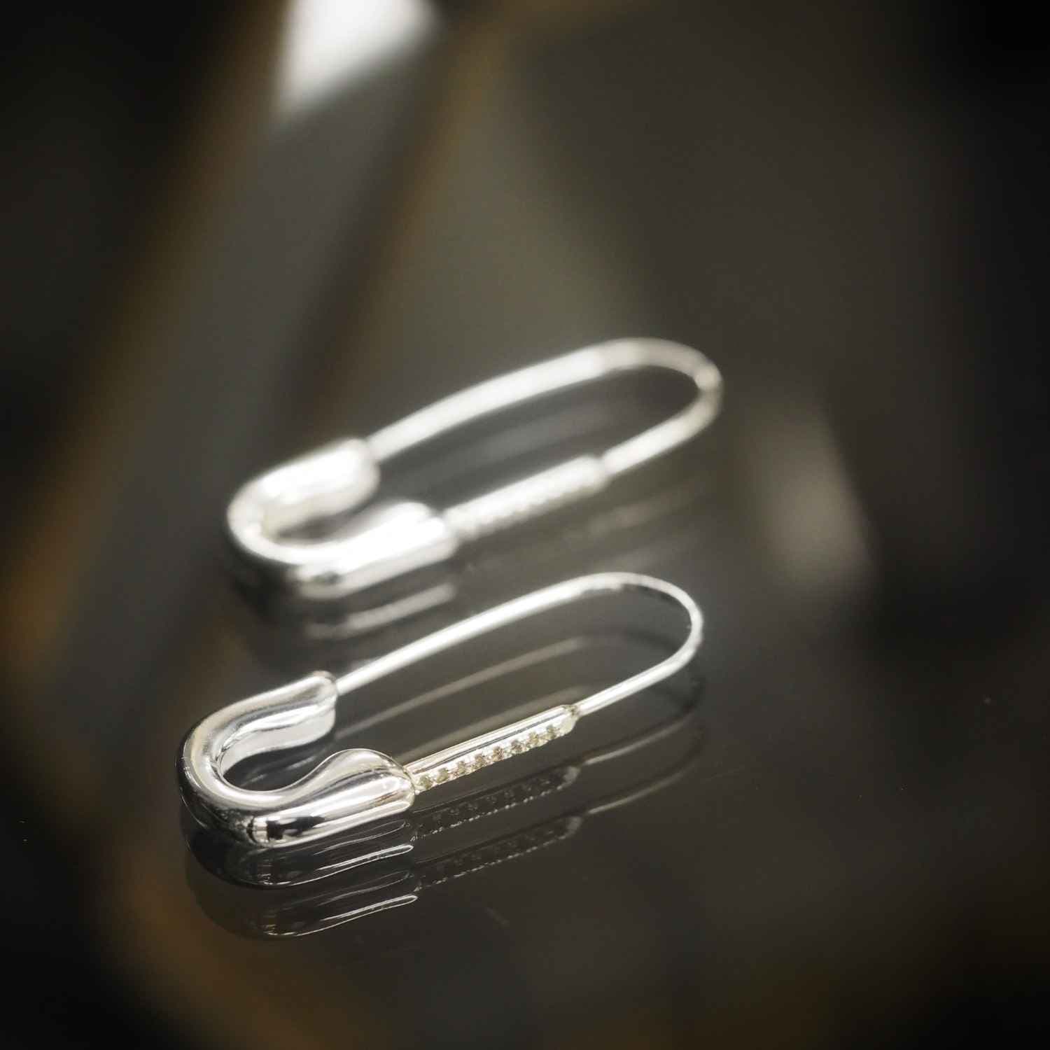 EVELYNE-M ANIMORUM | Green Sapphire Safety Pin - Creole Hoop Earring - Silver