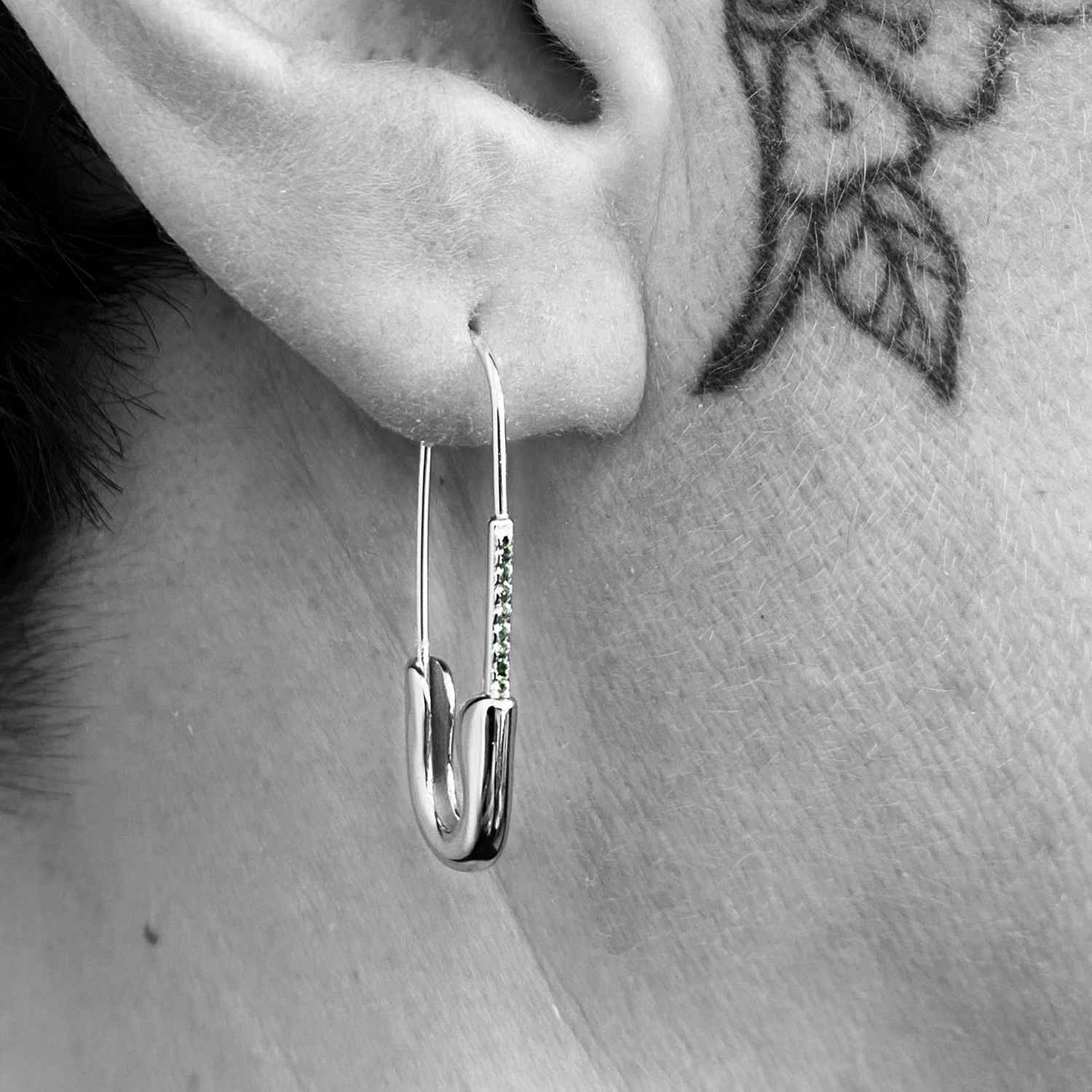 EVELYNE-M ANIMORUM | Green Sapphire Safety Pin - Creole Hoop Earring - Silver