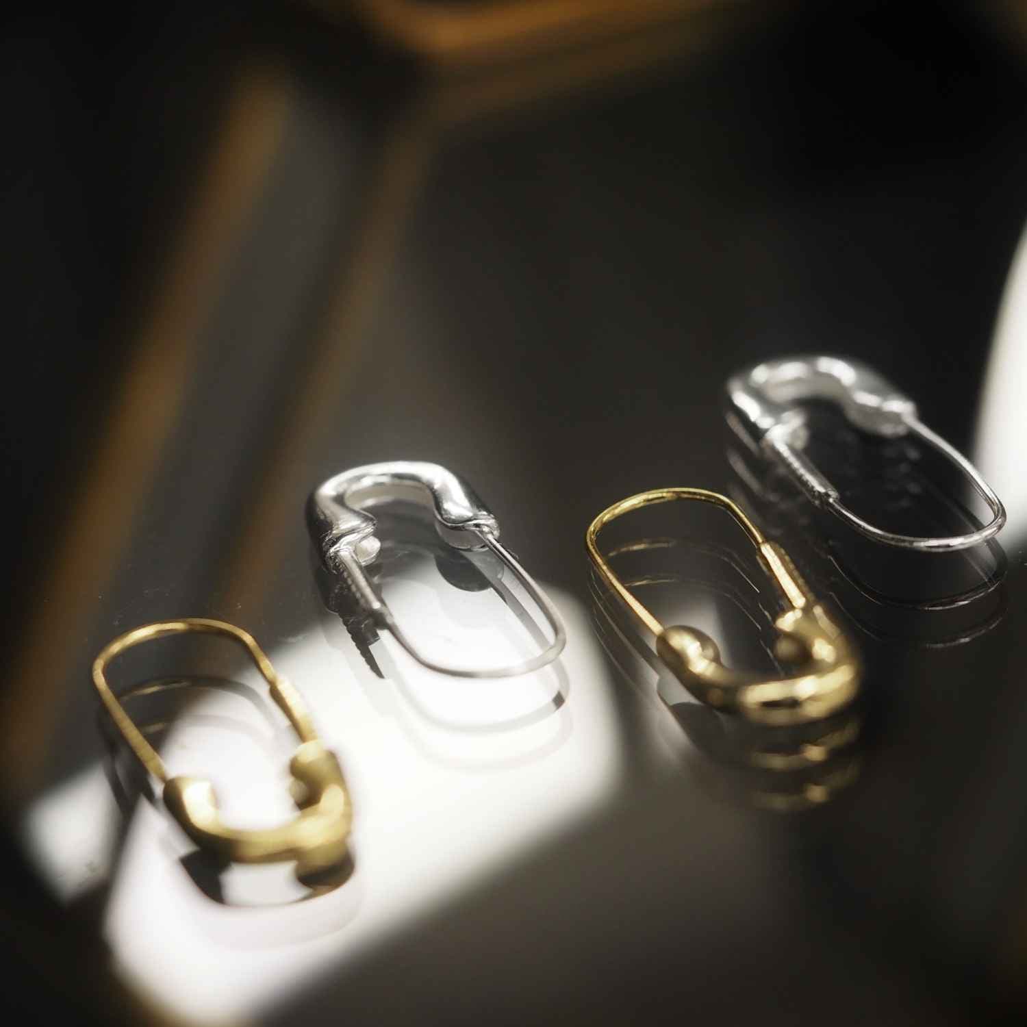 EVELYNE-M ANIMORUM | Green Sapphire Safety Pin - Creole Hoop Earring - Silver