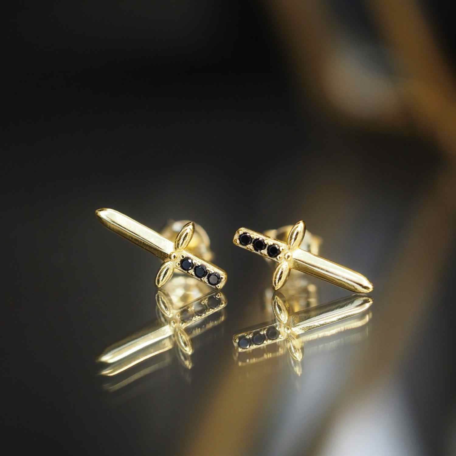 EVELYNE-M ANIMORUM | Shadow Dagger Black Onyx - Stud Earring - Gold