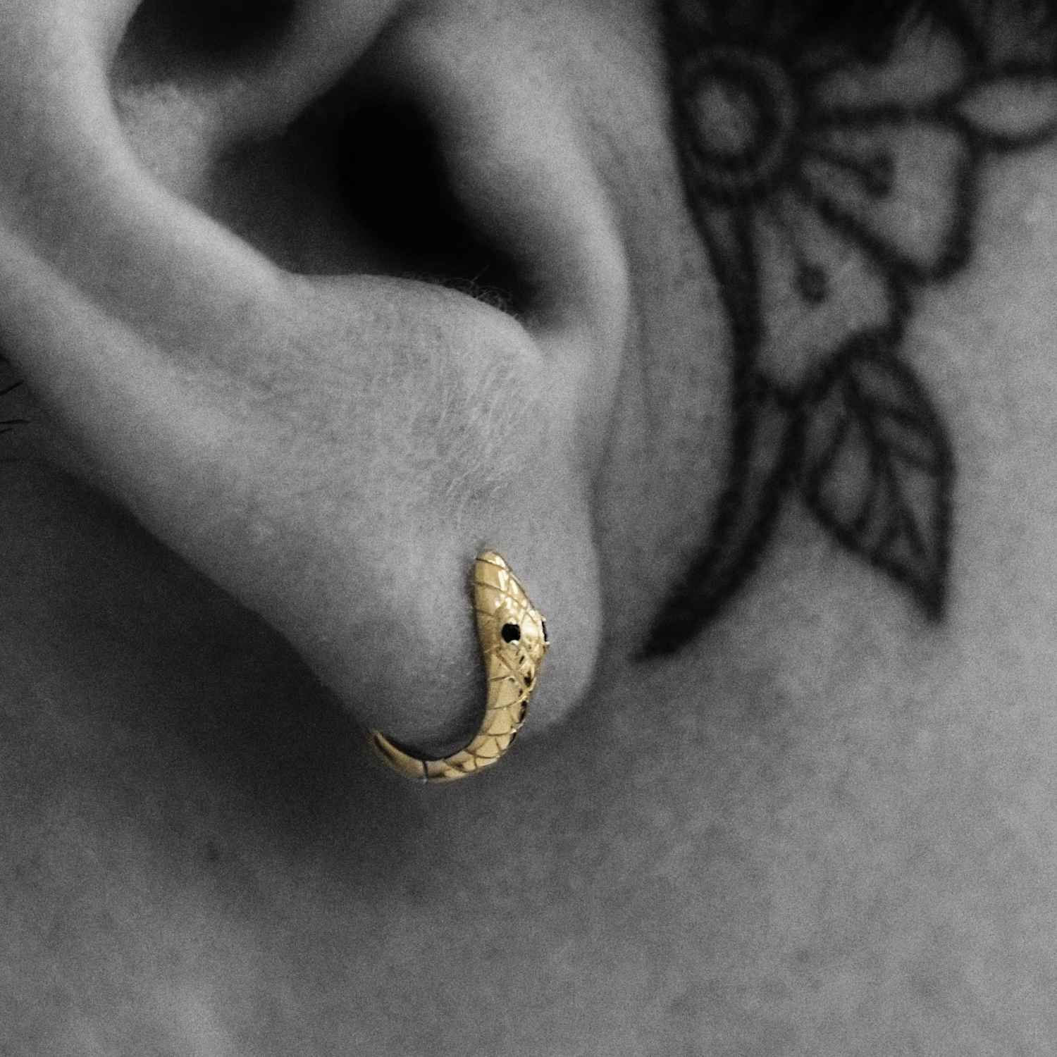 EVELYNE-M ANIMORUM | Snake Bite Black Onyx - Huggie Creole - Gold