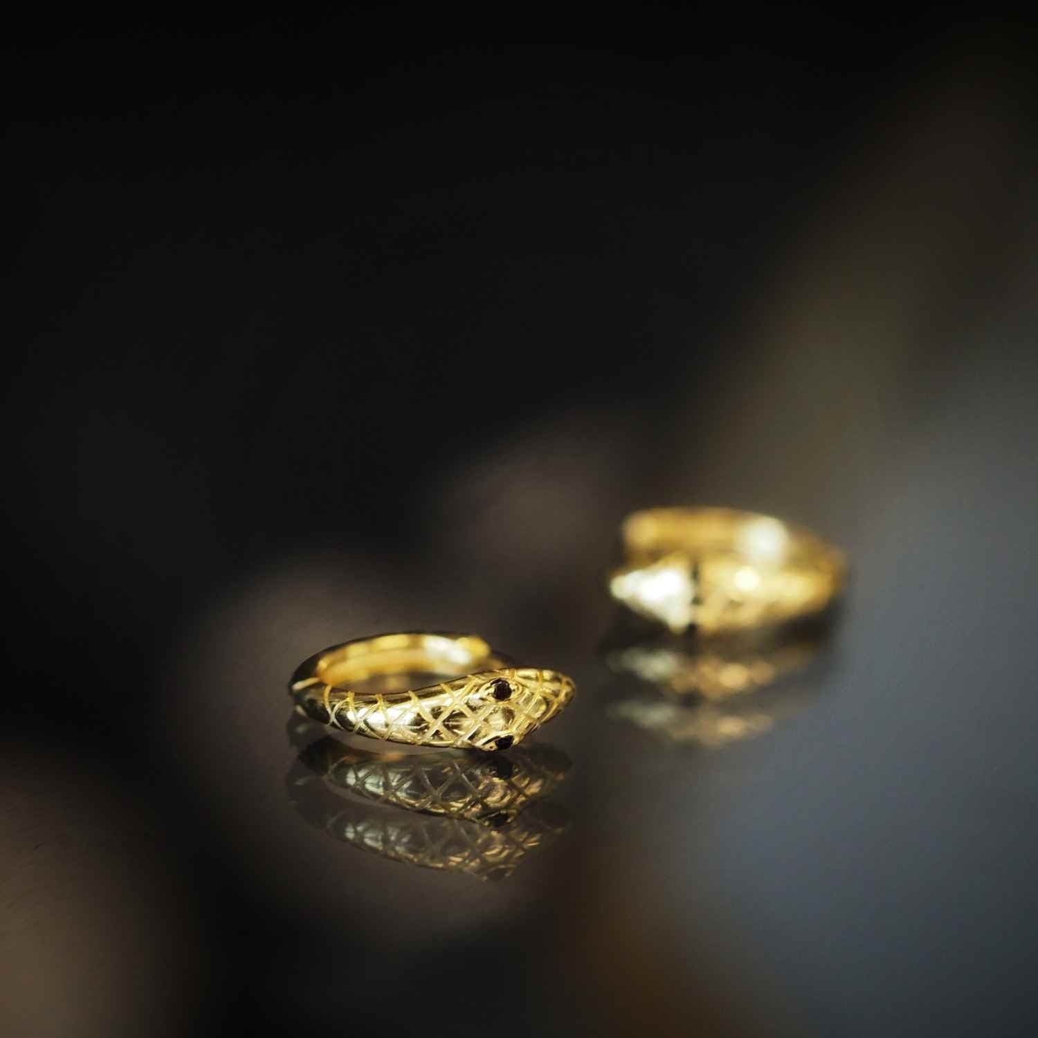 EVELYNE-M ANIMORUM | Snake Bite Black Onyx - Huggie Creole - Gold