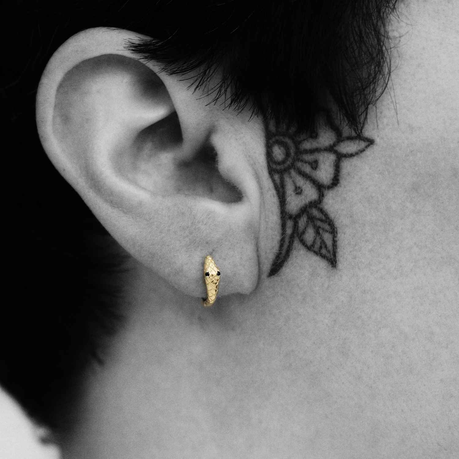 EVELYNE-M ANIMORUM | Snake Bite Black Onyx - Huggie Creole - Gold
