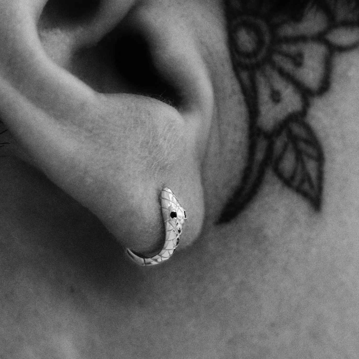 EVELYNE-M ANIMORUM | Snake Bite Black Onyx - Huggie Creole - Silver