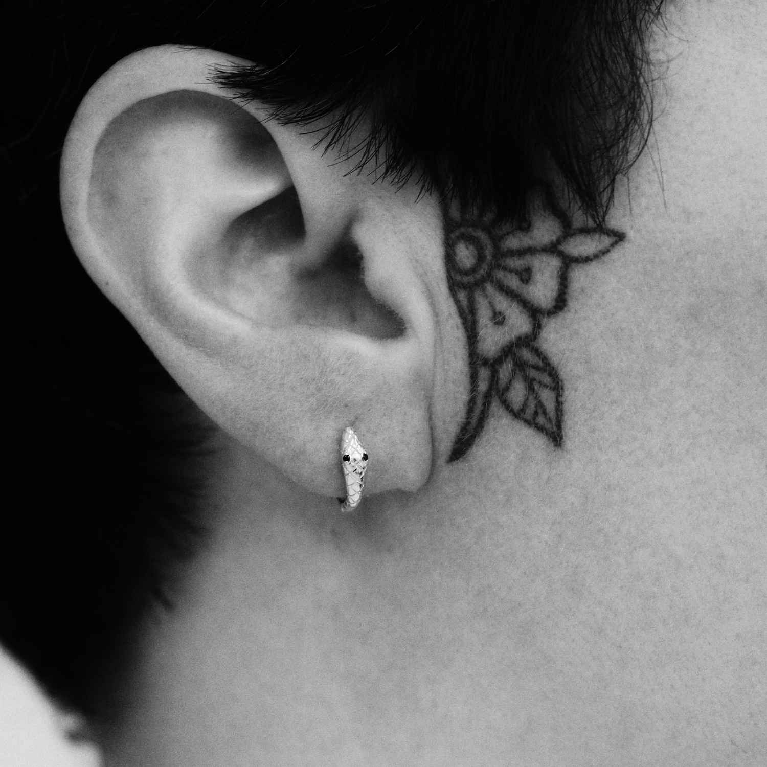 EVELYNE-M ANIMORUM | Snake Bite Black Onyx - Huggie Creole - Silver