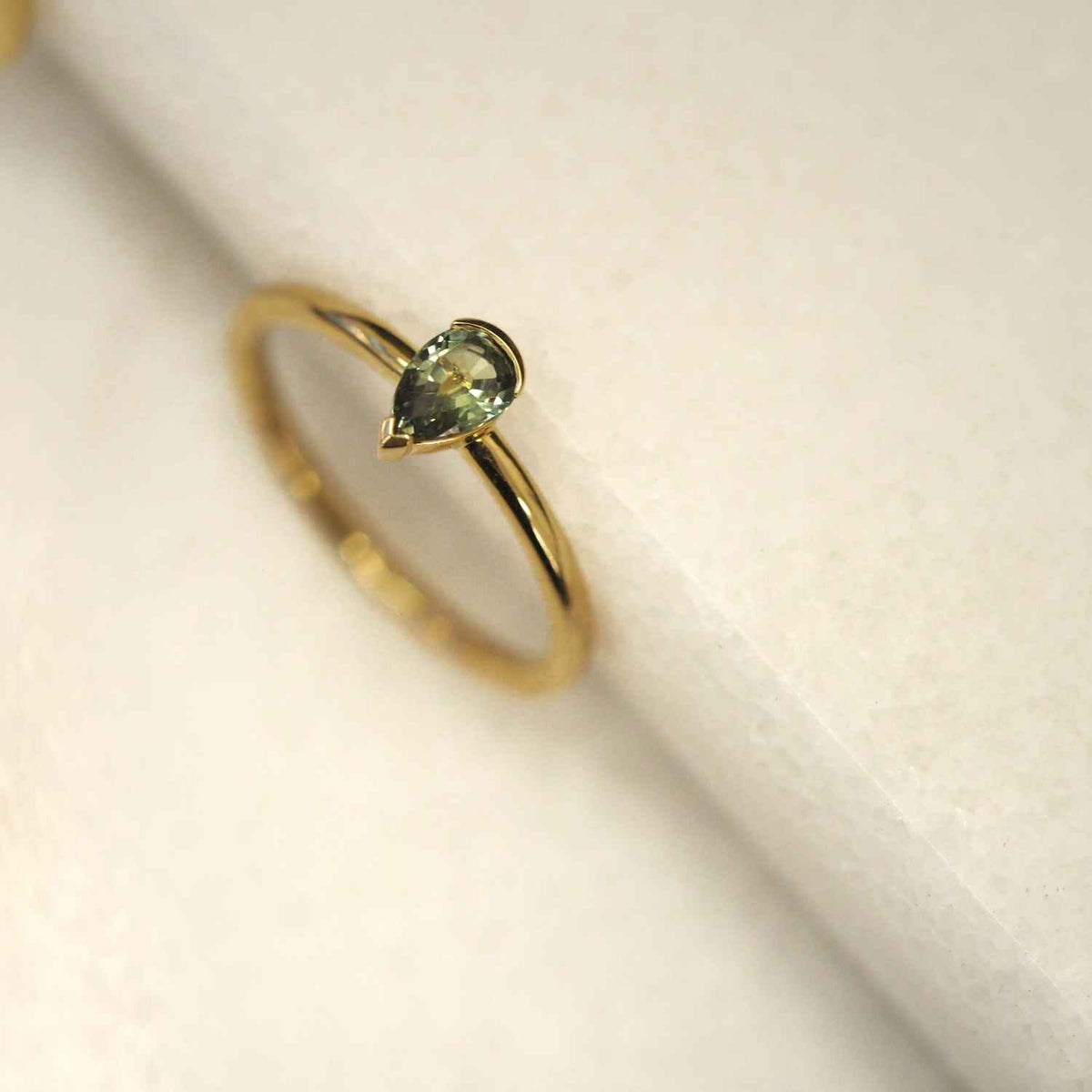 EVELYNE-M ANIMORUM | Tear of Passion Green Sapphire - Ring - 18 Karat Gold (LIMITED EDITION)