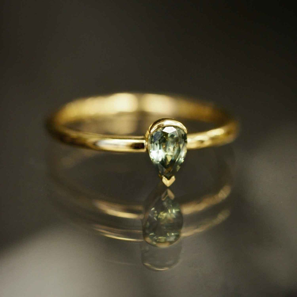EVELYNE-M ANIMORUM | Tear of Passion Green Sapphire - Ring - 18 Karat Gold (LIMITED EDITION)