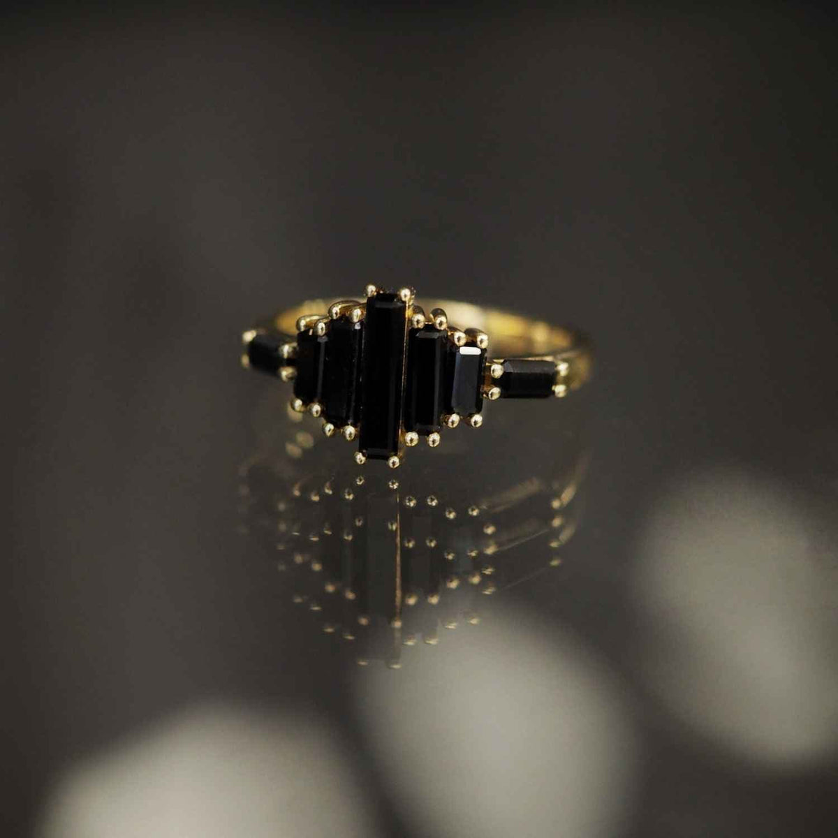 EVELYNE-M BAGUETTE | Black Onyx Bridge - Ring - 18 Karat Gold