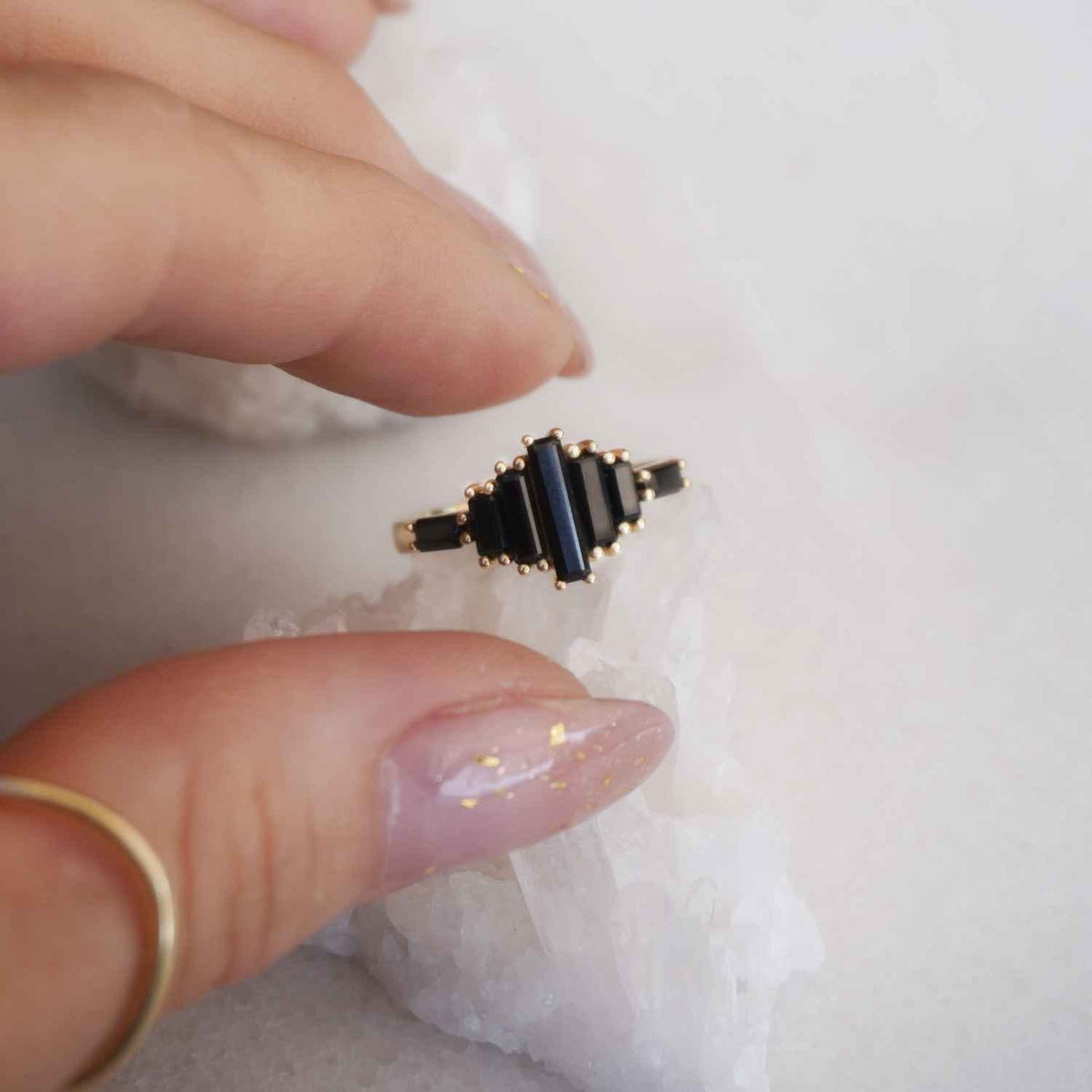 EVELYNE-M BAGUETTE | Black Onyx Bridge - Ring - 18 Karat Gold