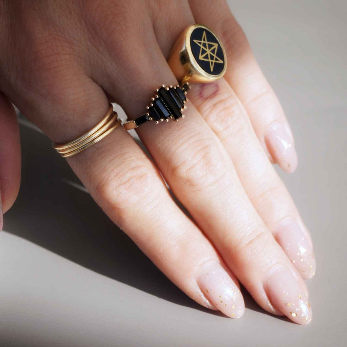 EVELYNE-M BAGUETTE | Black Onyx Bridge - Ring - 18 Karat Gold