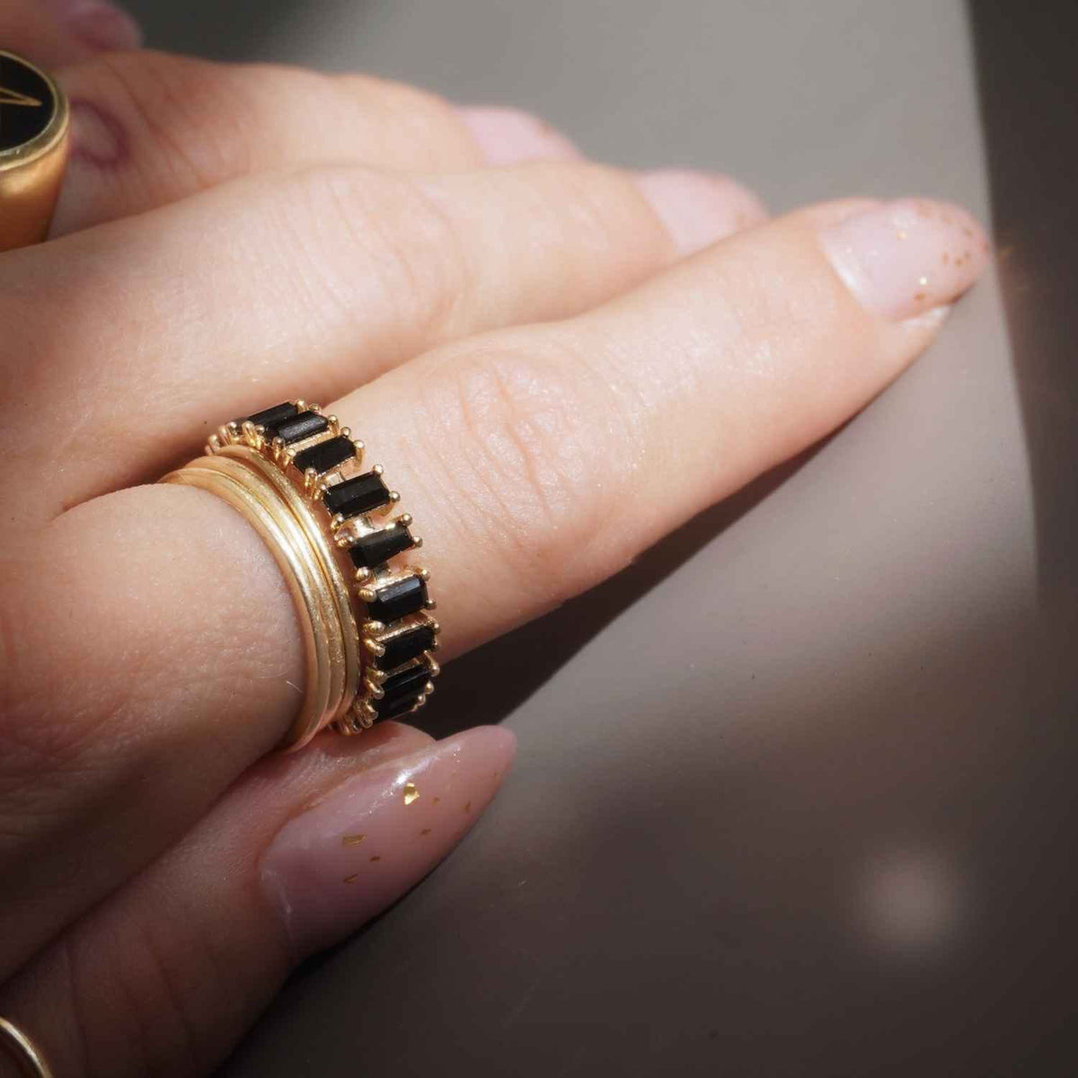 EVELYNE-M BAGUETTE | Black Onyx Carousel - Ring - 18 Karat Gold