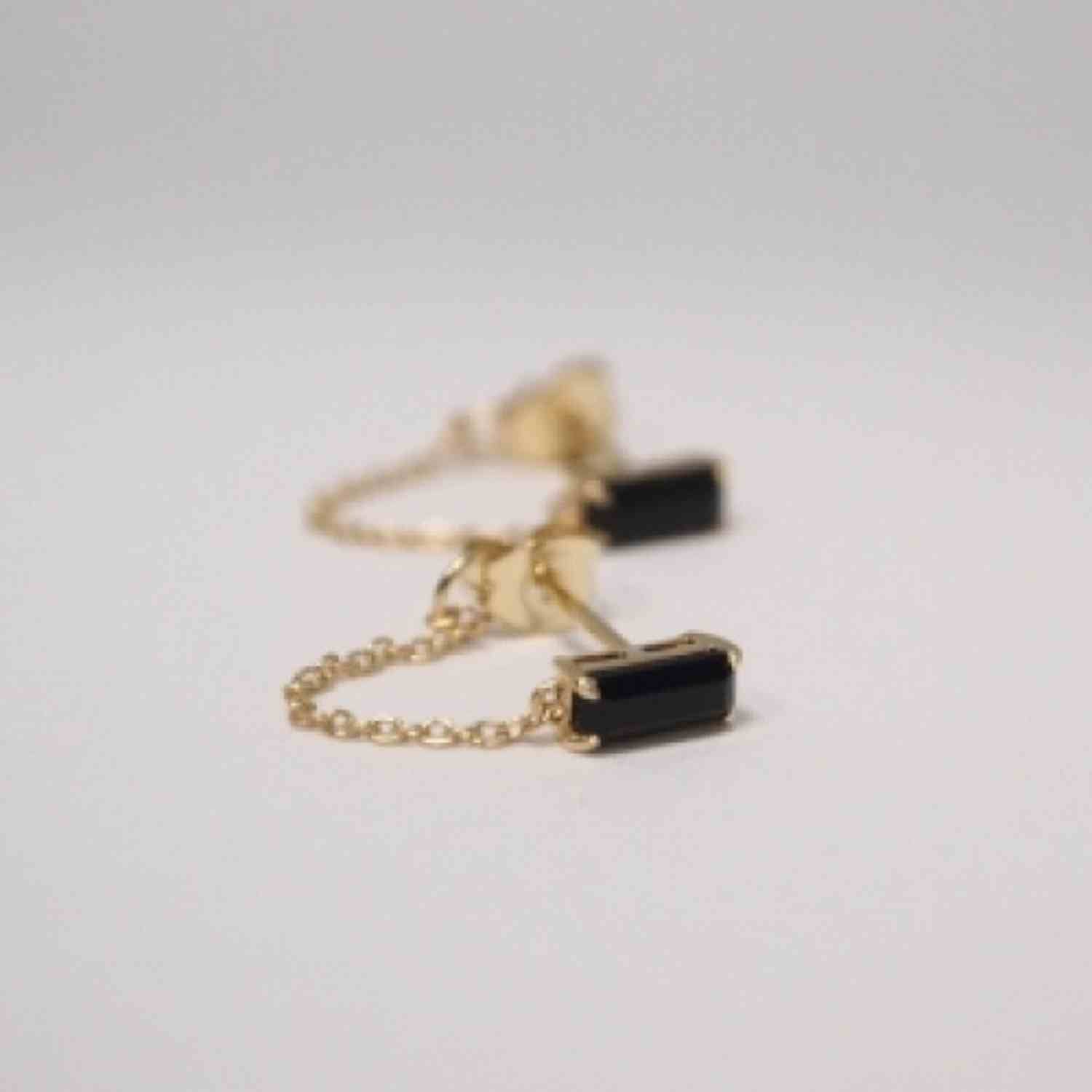 EVELYNE-M BAGUETTE | Black Onyx Chain - Stud Earring - 18 Karat Gold