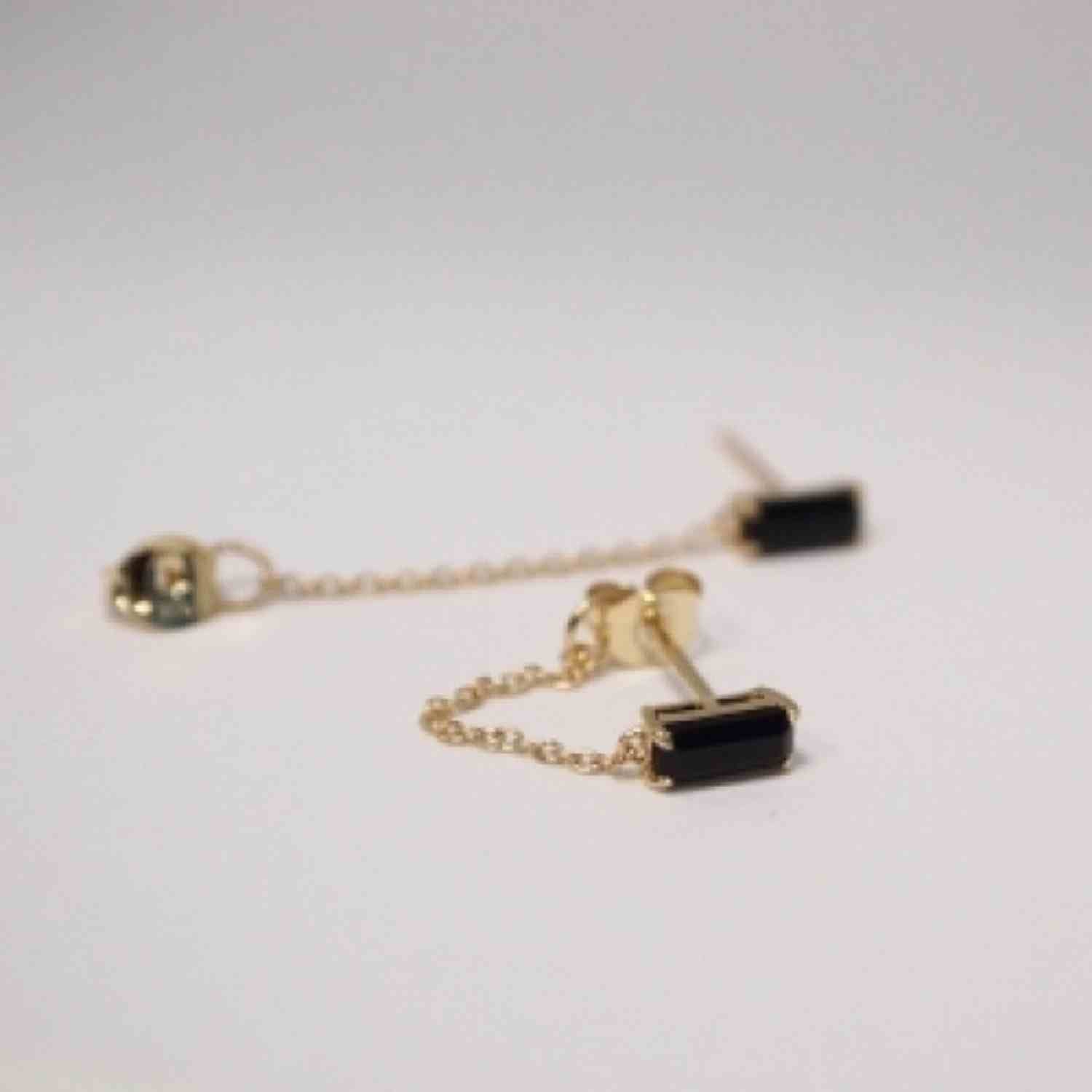 EVELYNE-M BAGUETTE | Black Onyx Chain - Stud Earring - 18 Karat Gold