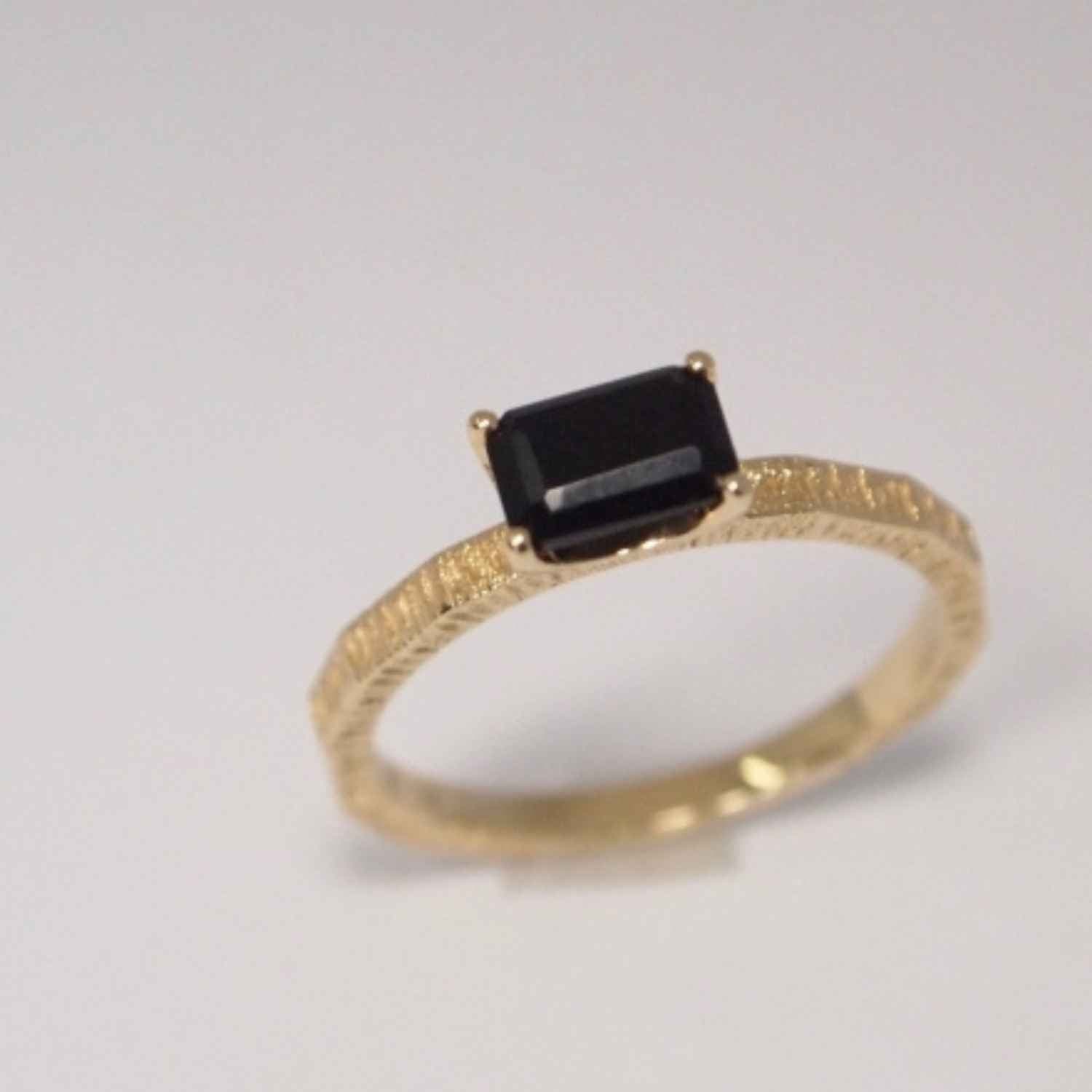 EVELYNE-M BAGUETTE | Black Onyx Cocktail - Ring - 18 Karat Gold